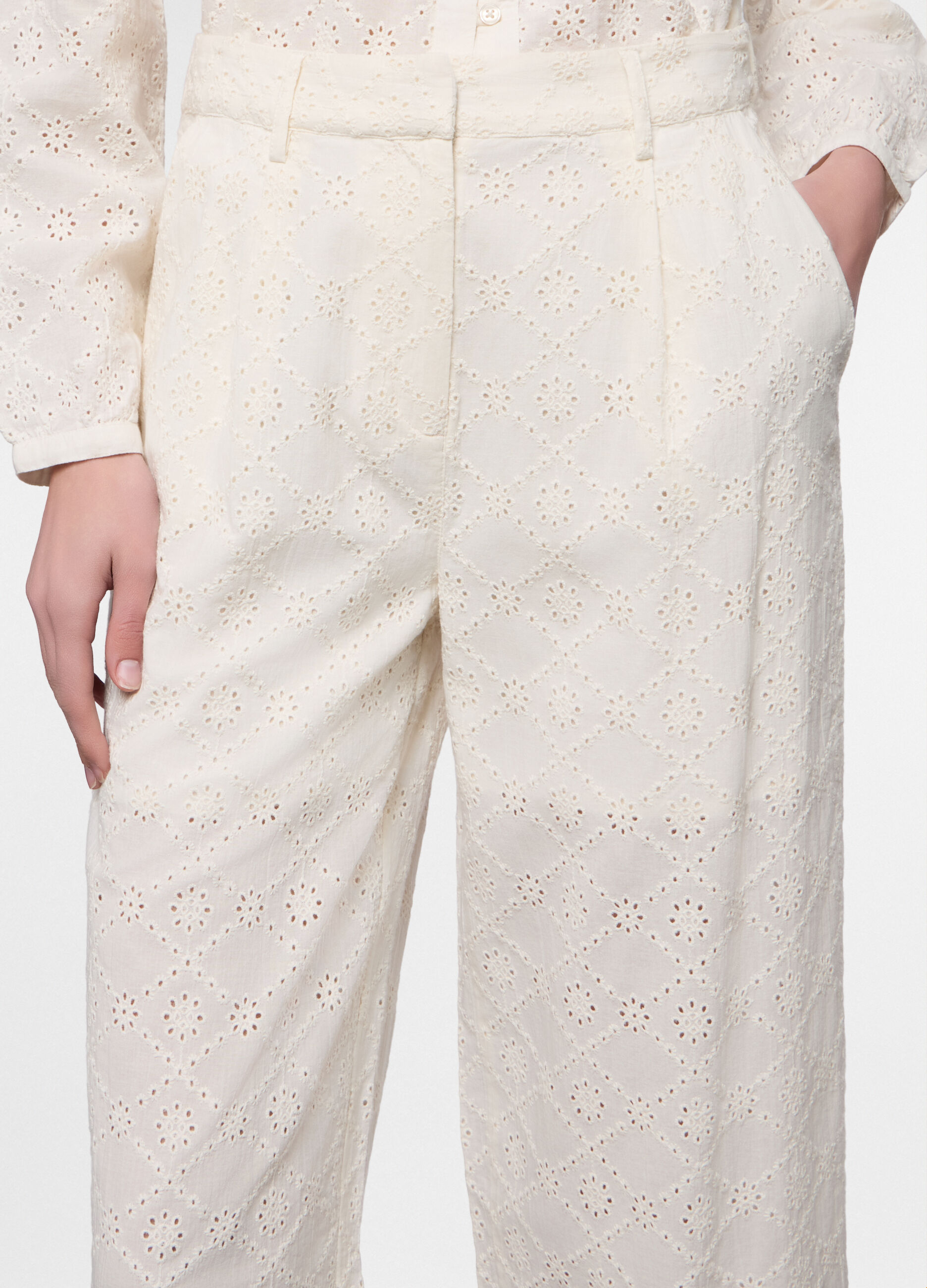 Pantaloni fit regular in sangallo di puro cotone donna_2