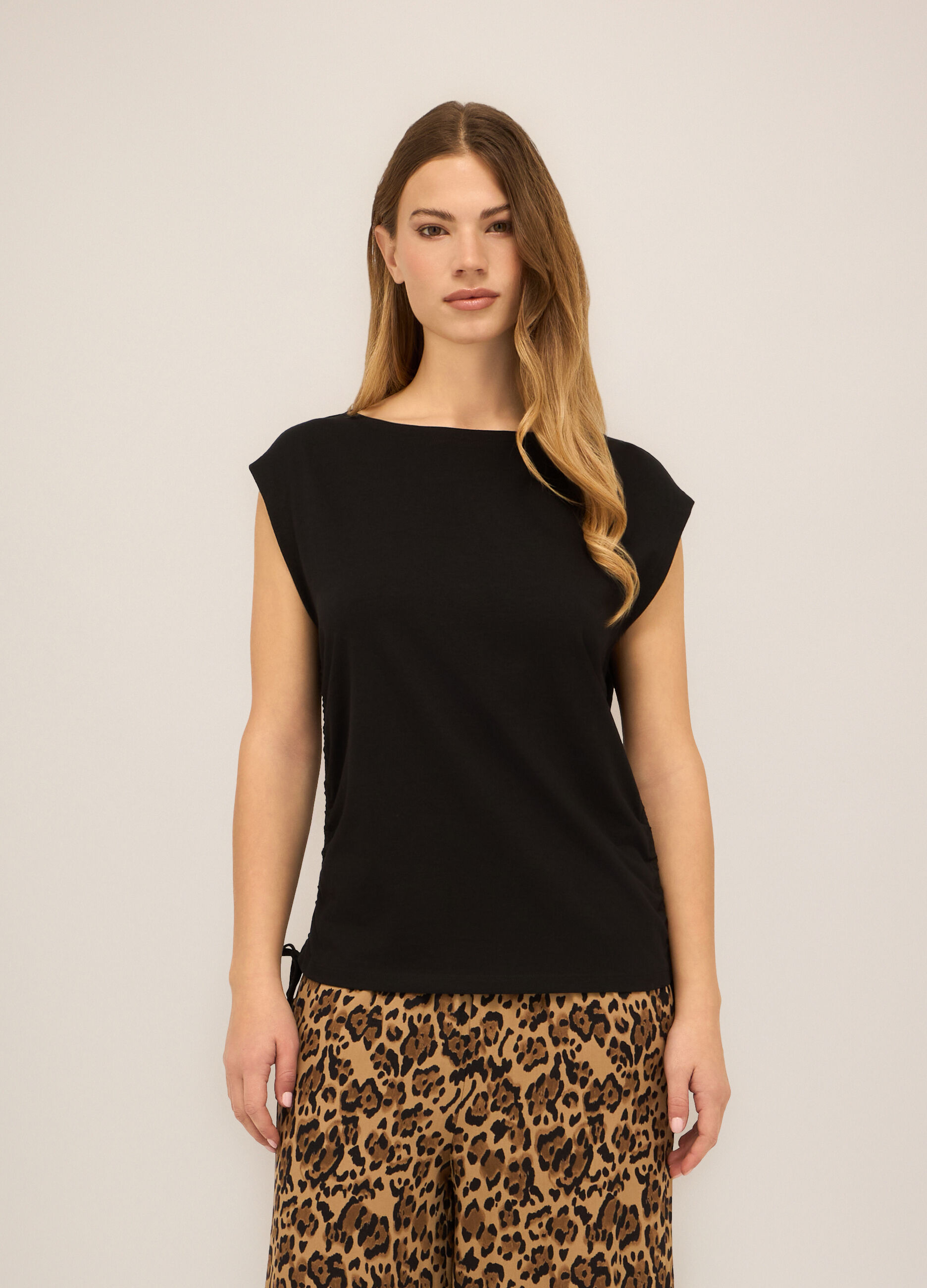 T-shirt smanicata in cotone stretch donna_0
