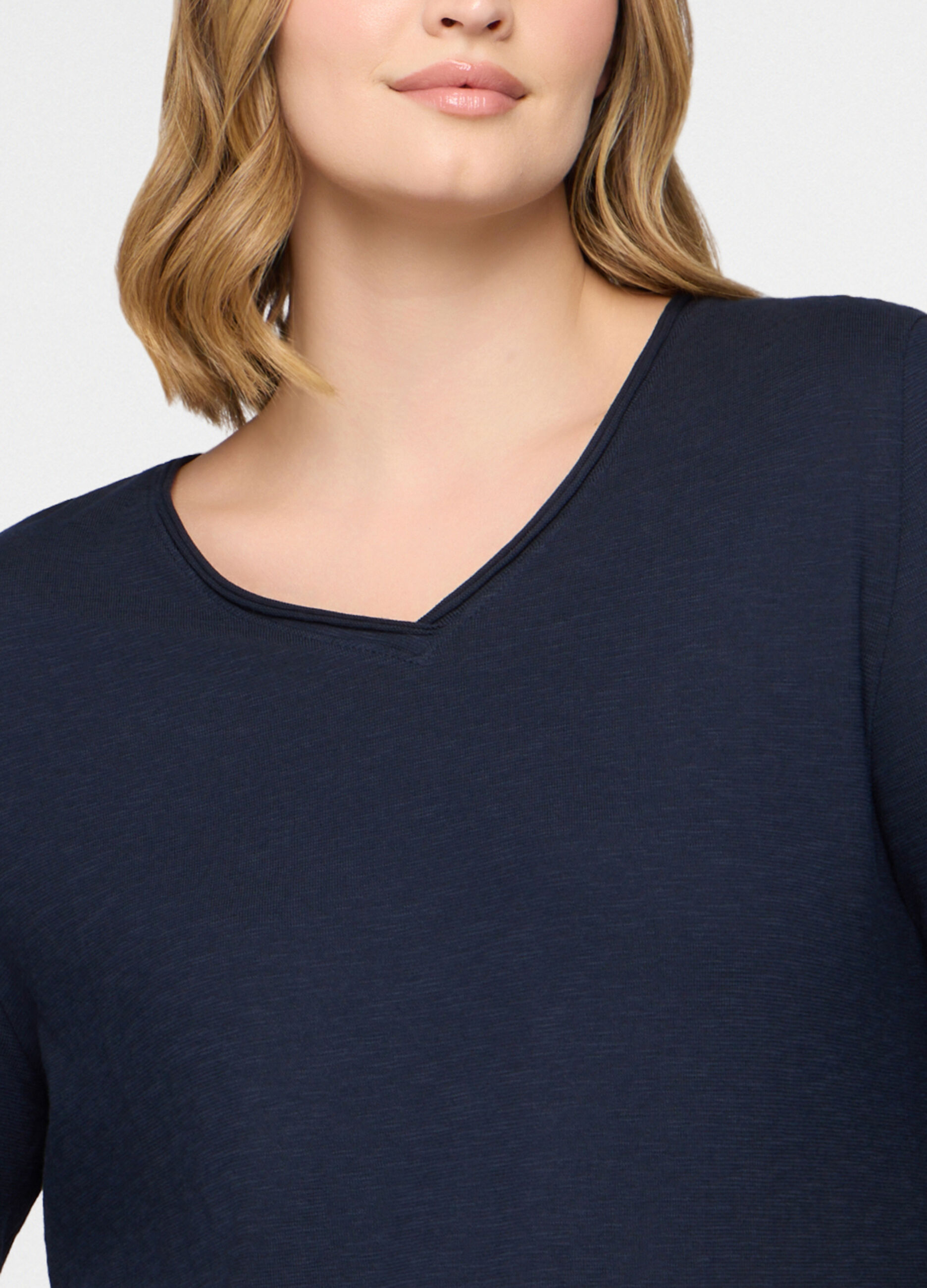 T-shirt con scollo a V in jersey slub donna curvy_2