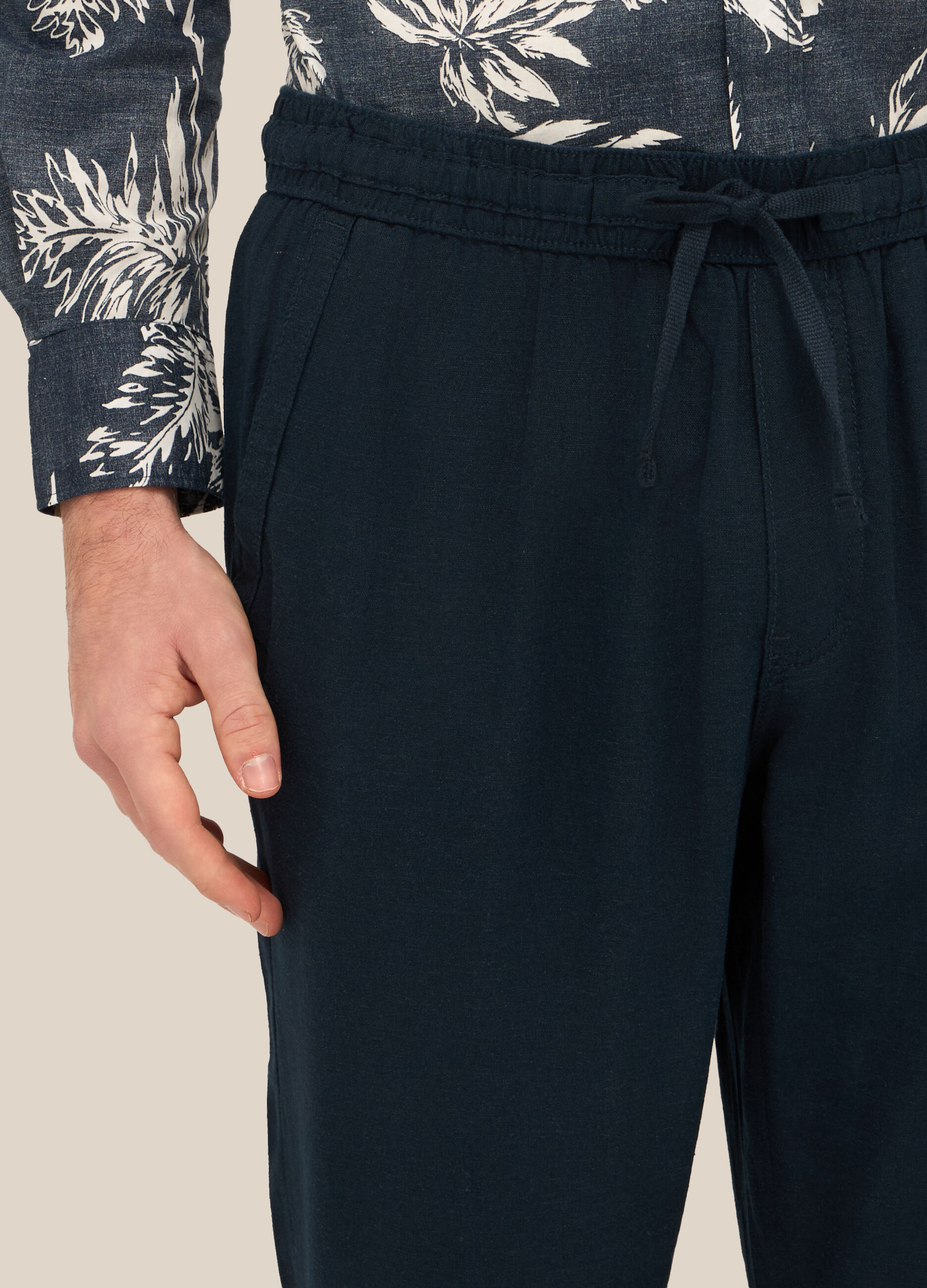 Pantaloni chino in misto lino con coulisse uomo_2
