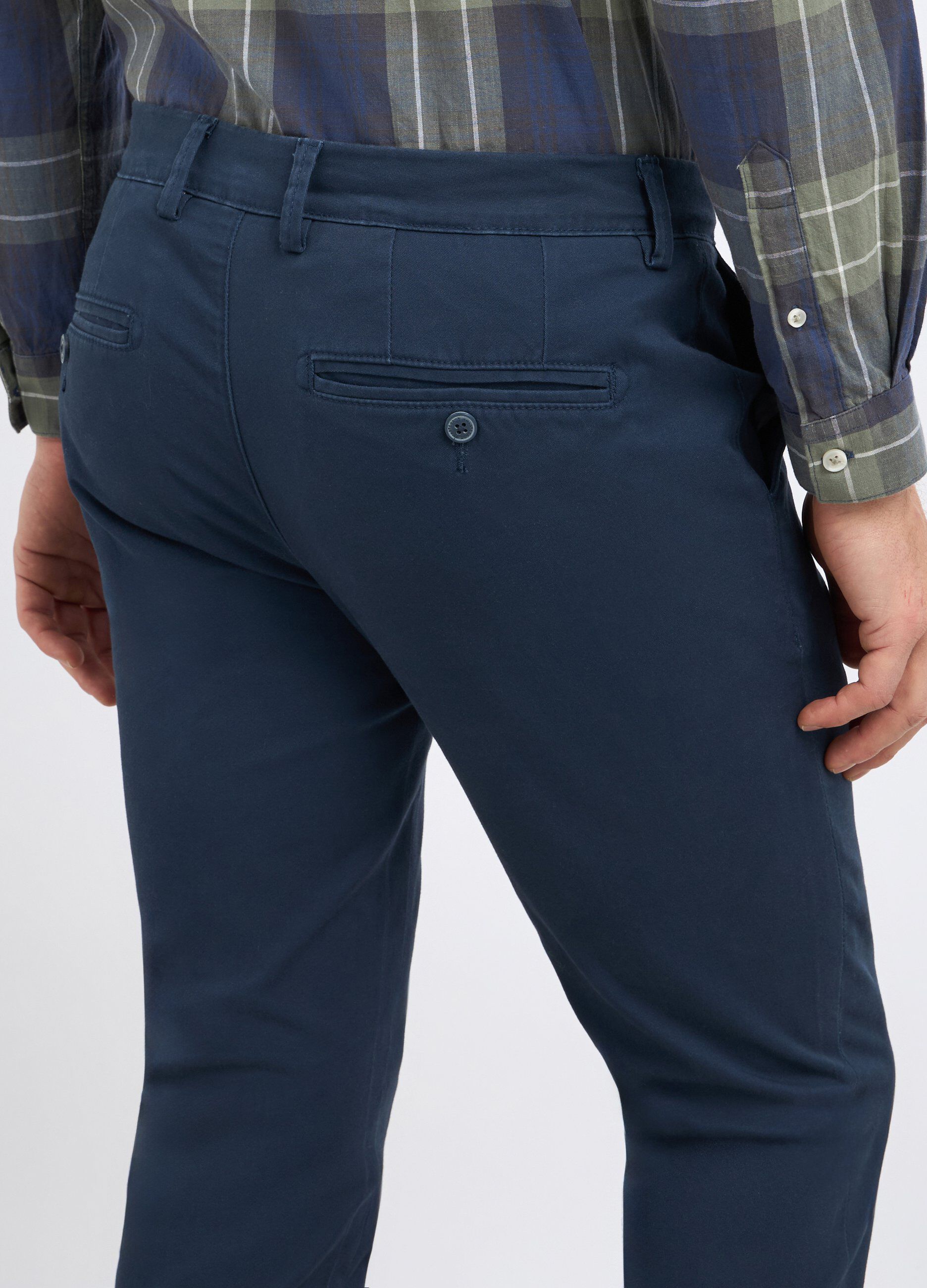 Pantaloni chino in cotone stretch uomo_2