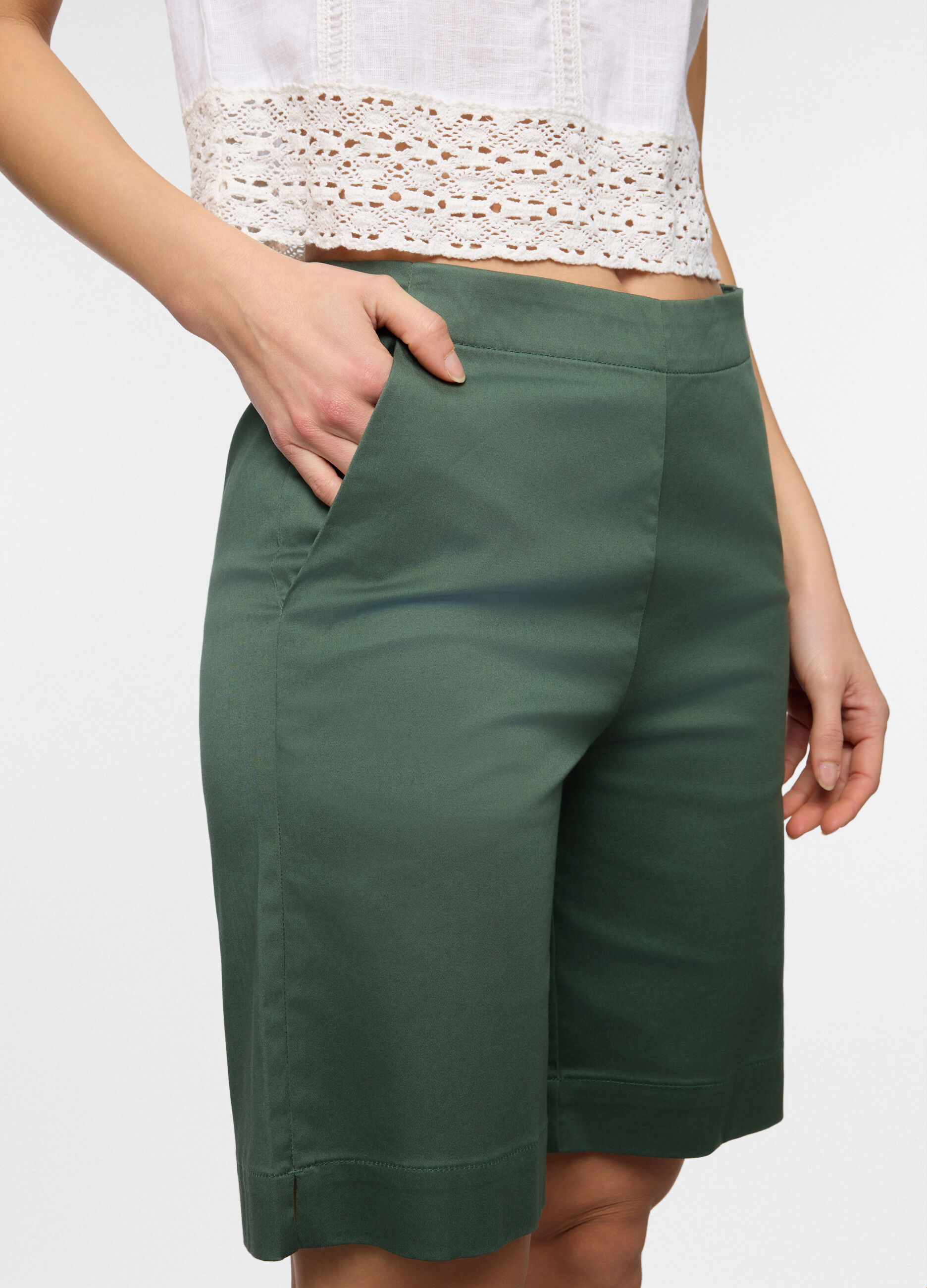 Bermuda fit regular in twill di cotone stretch satin donna_2