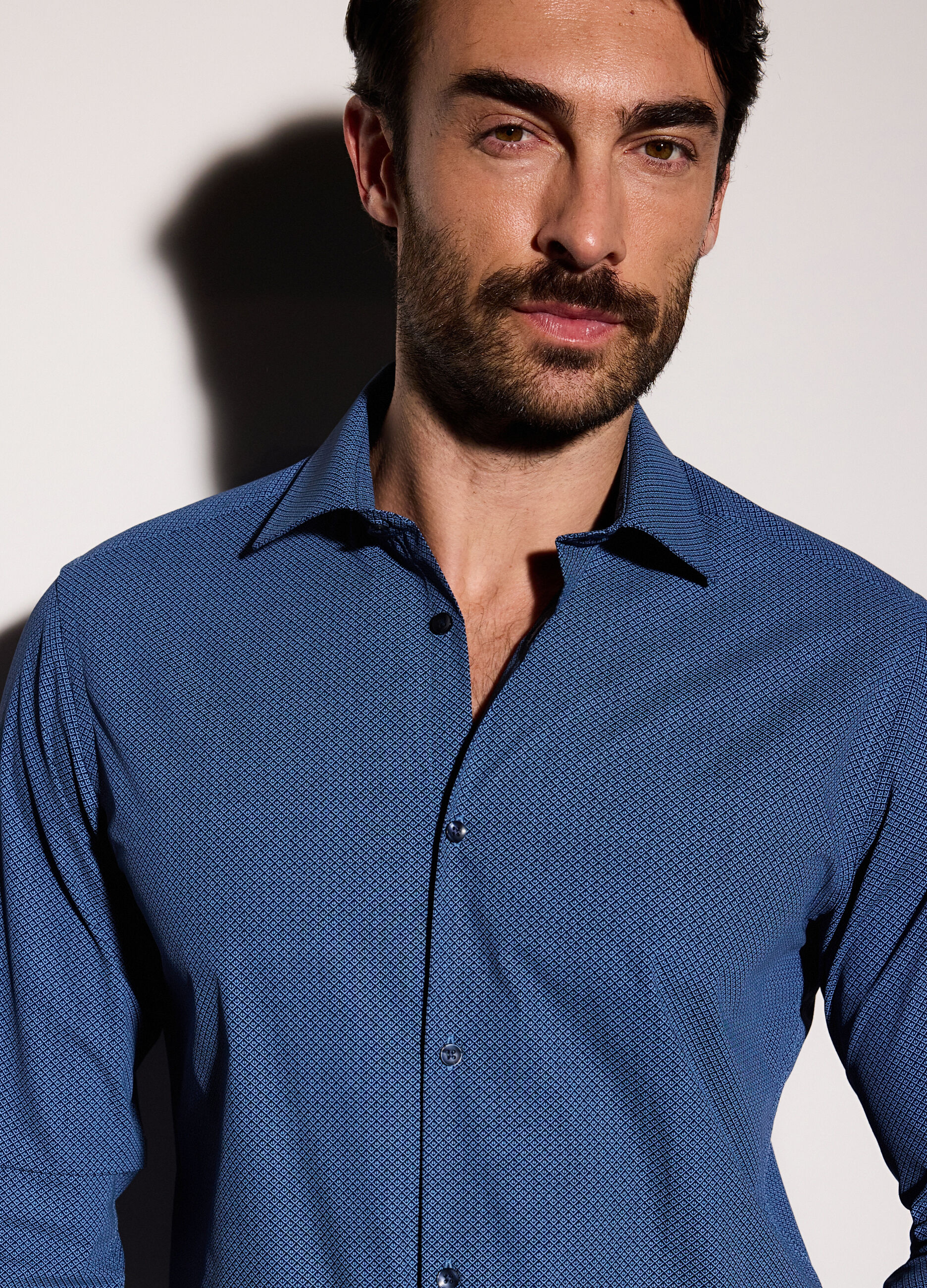 Camicia slim fit in misto cotone con micromotivo uomo