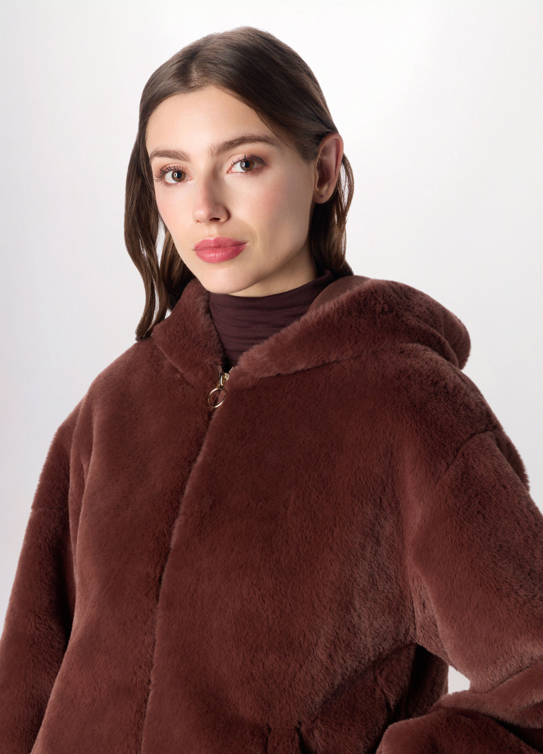 Pelliccia in eco fur con cappuccio donna_2