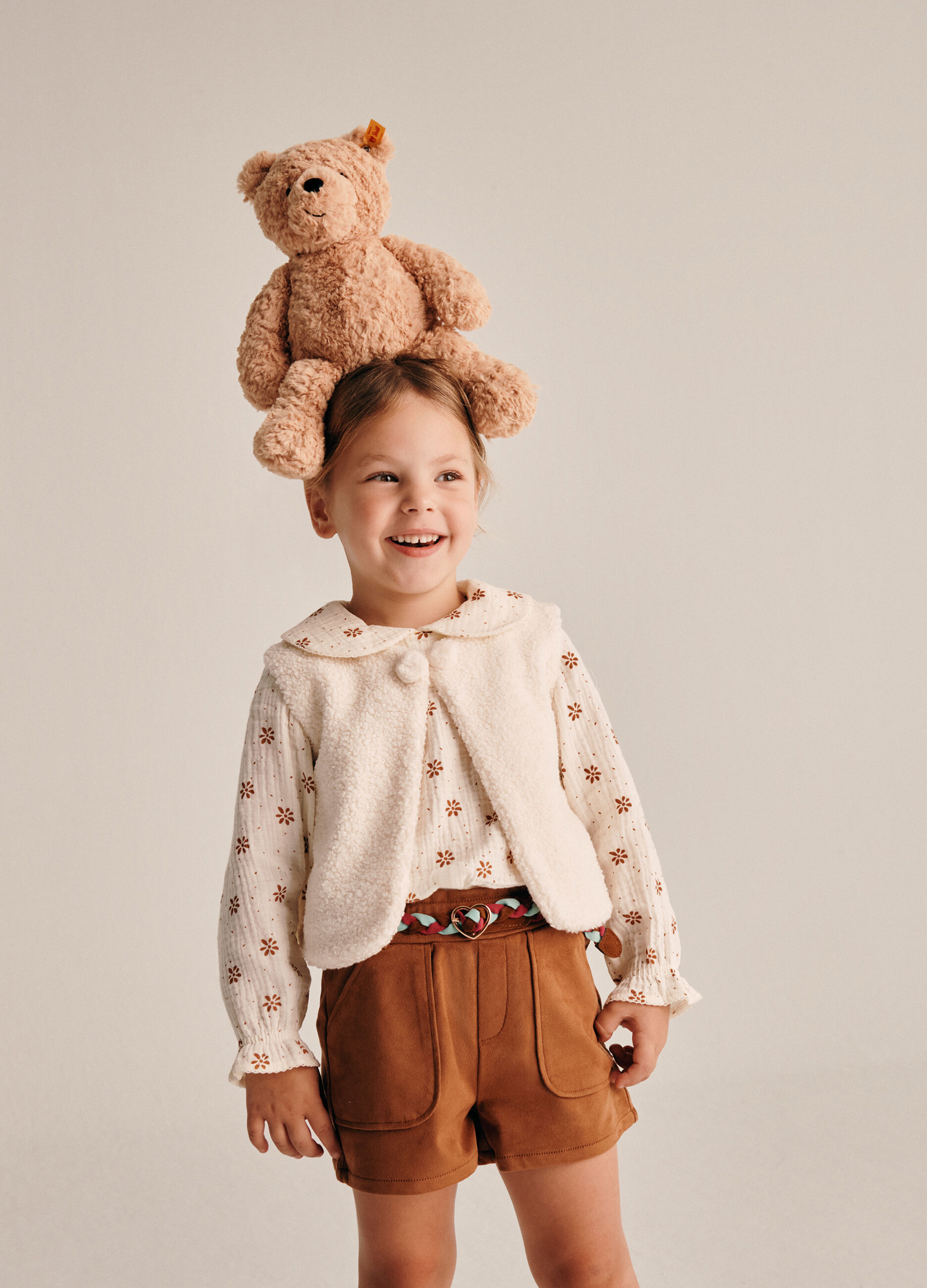 Camicia beige a maniche lunghe con colletto decorativo_0