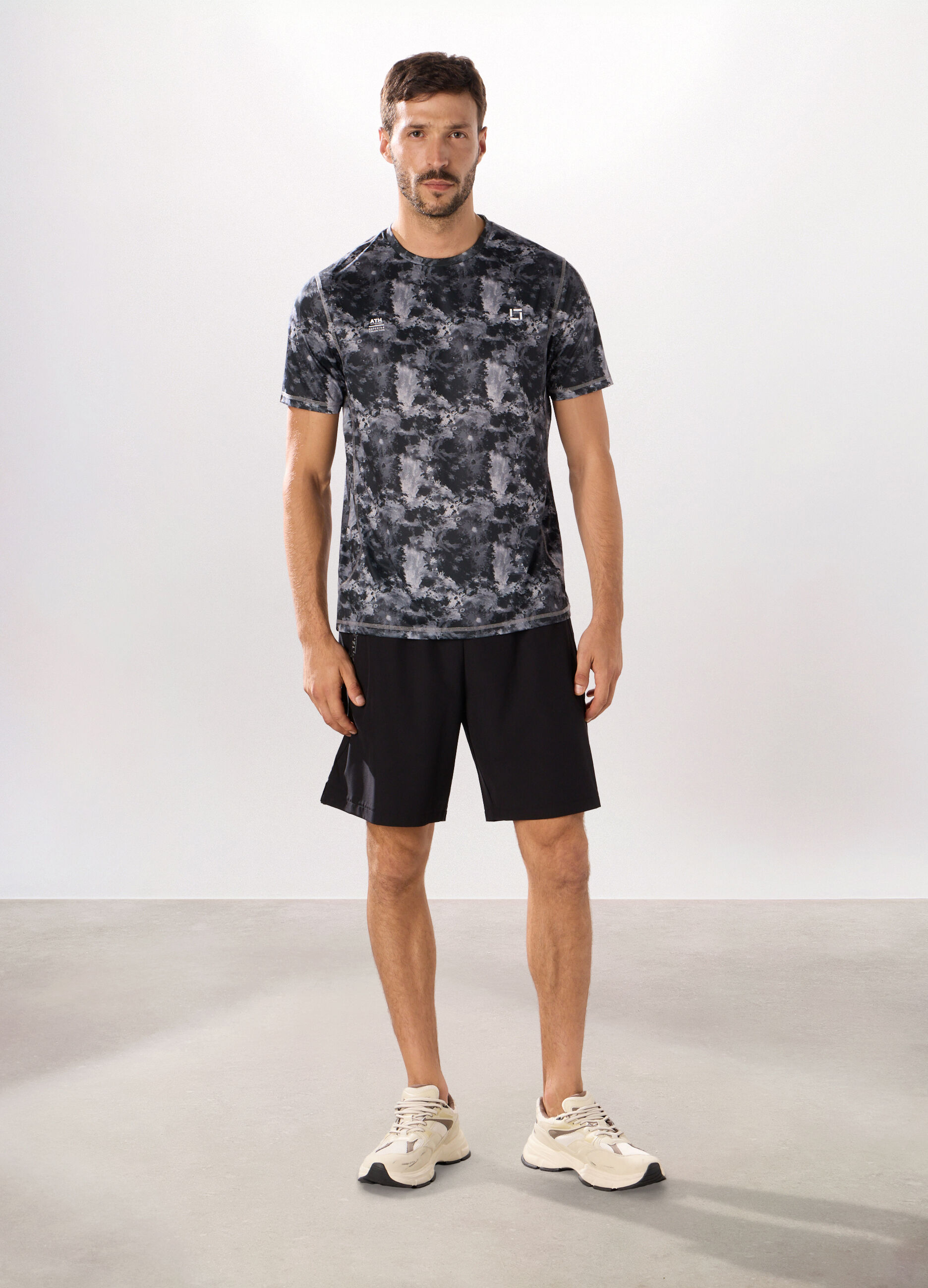 Short sportivi in tessuto stretch uomo_0