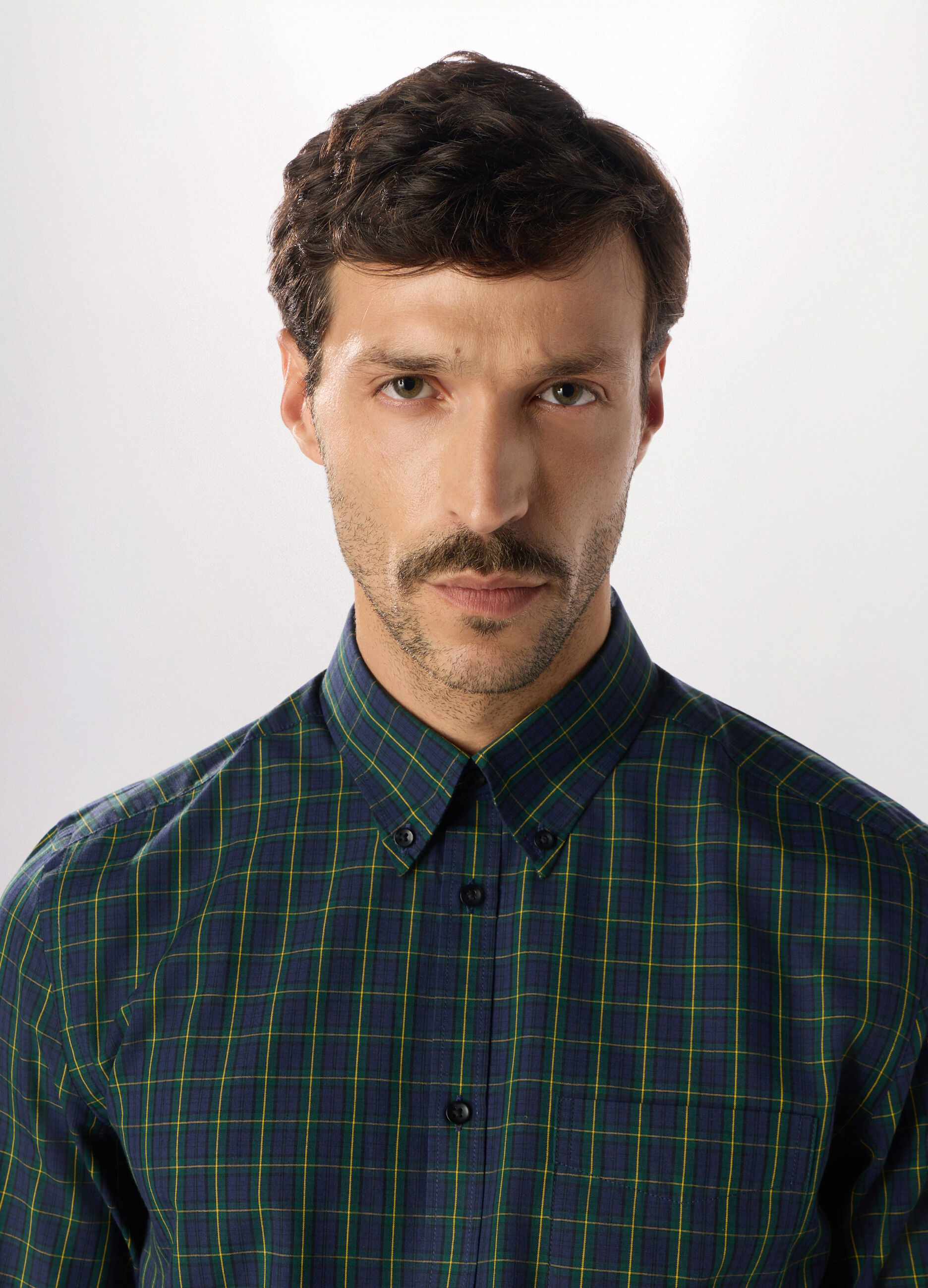 Camicia slim fit con colletto button down in misto cotone uomo_2