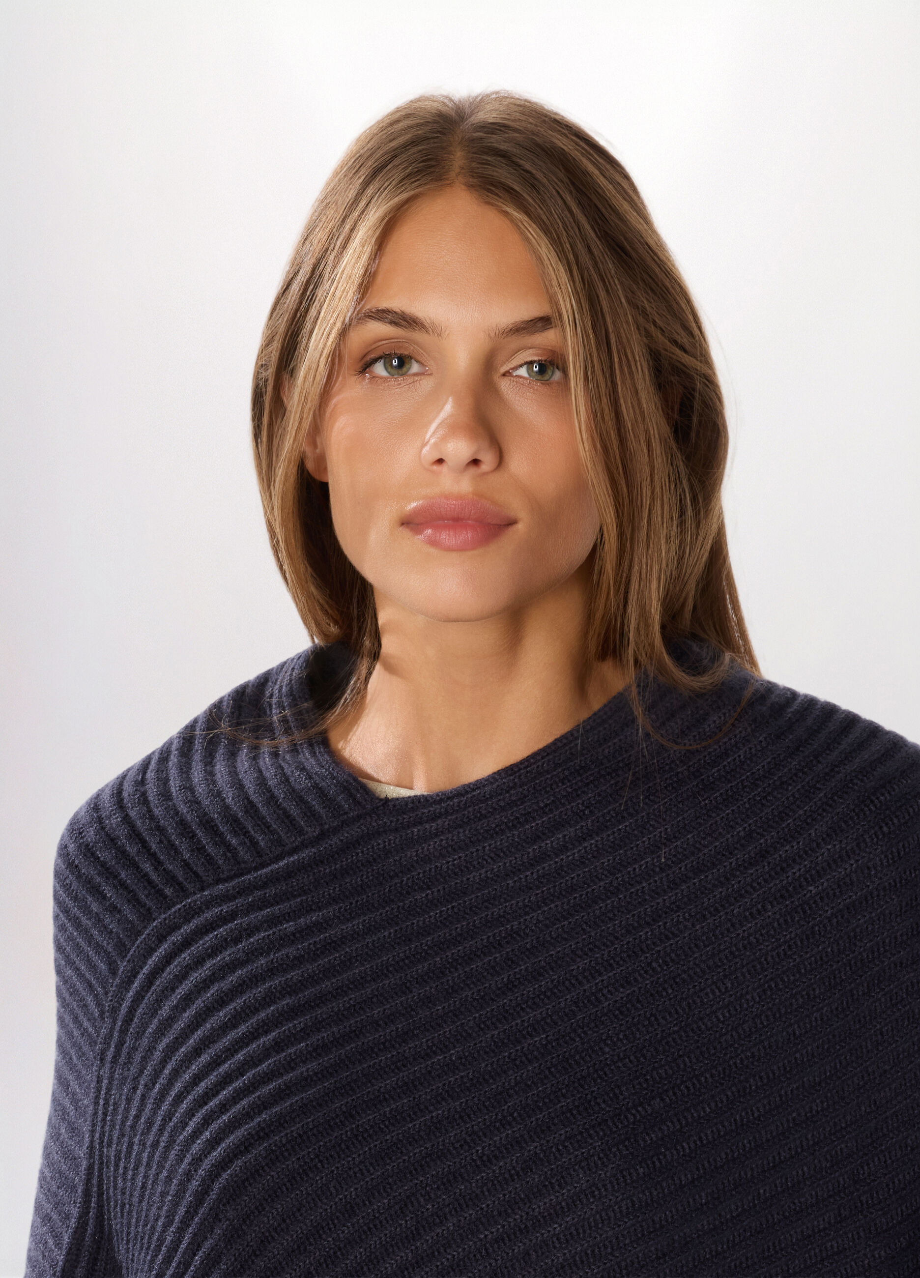 Poncho tricot con lavorazione jacquard donna_2