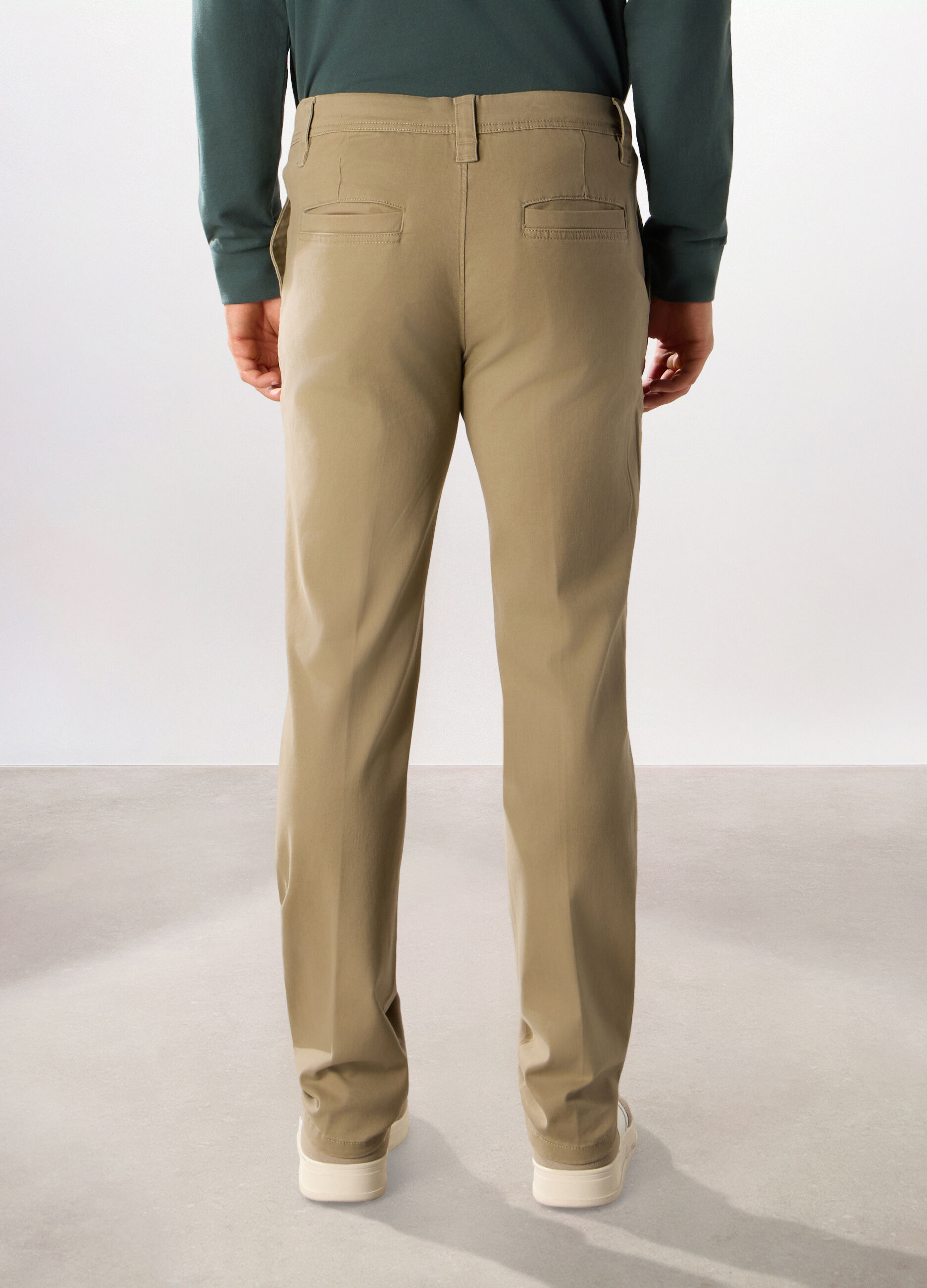 Pantaloni chino regular fit in cotone stretch uomo_1