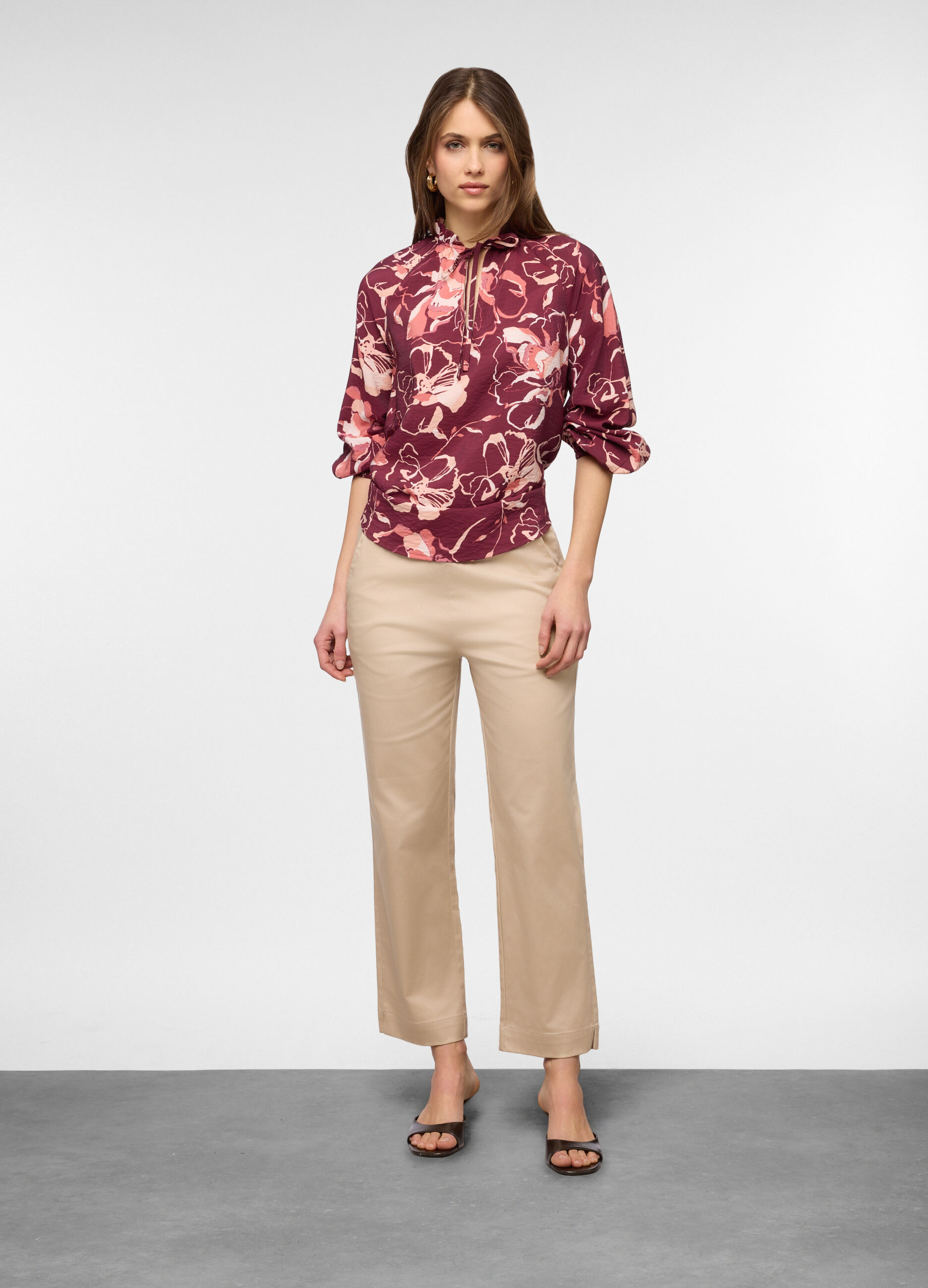 Pantaloni fit slim in satin di cotone stretch donna_0