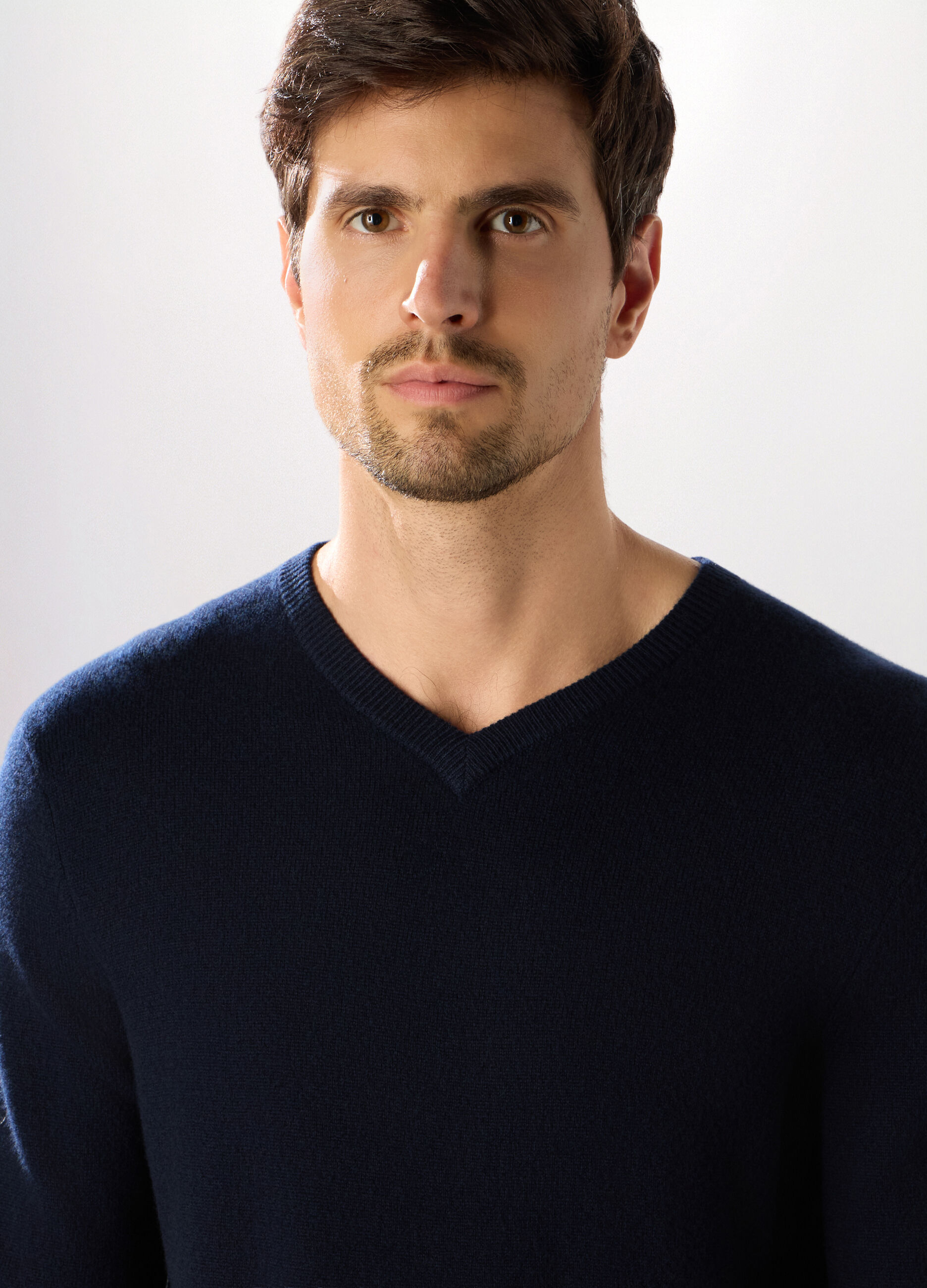 Maglione collo a V in cashmere uomo_2