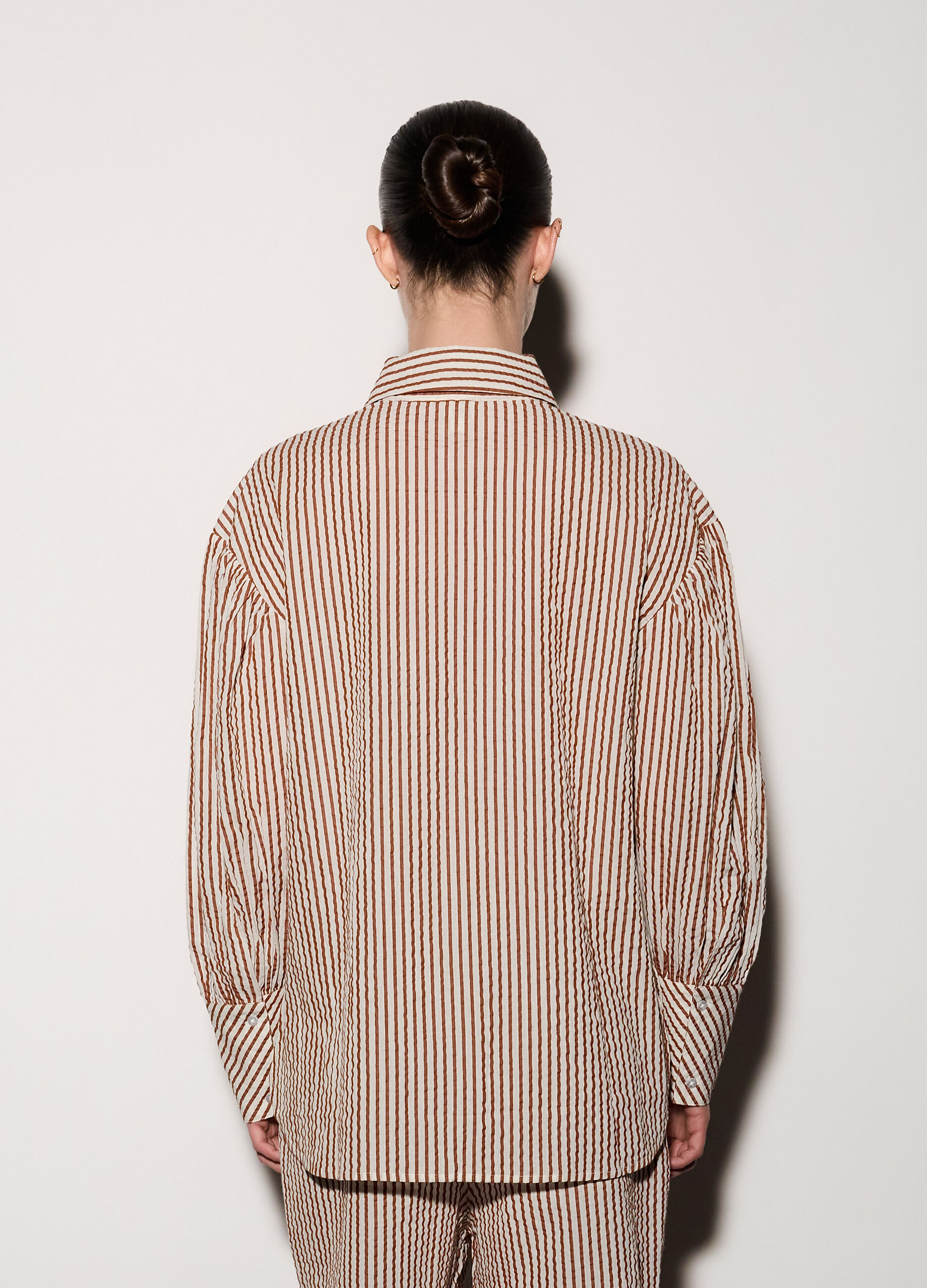 Camicia over fit con colletto alla francese in seersucker donna_2