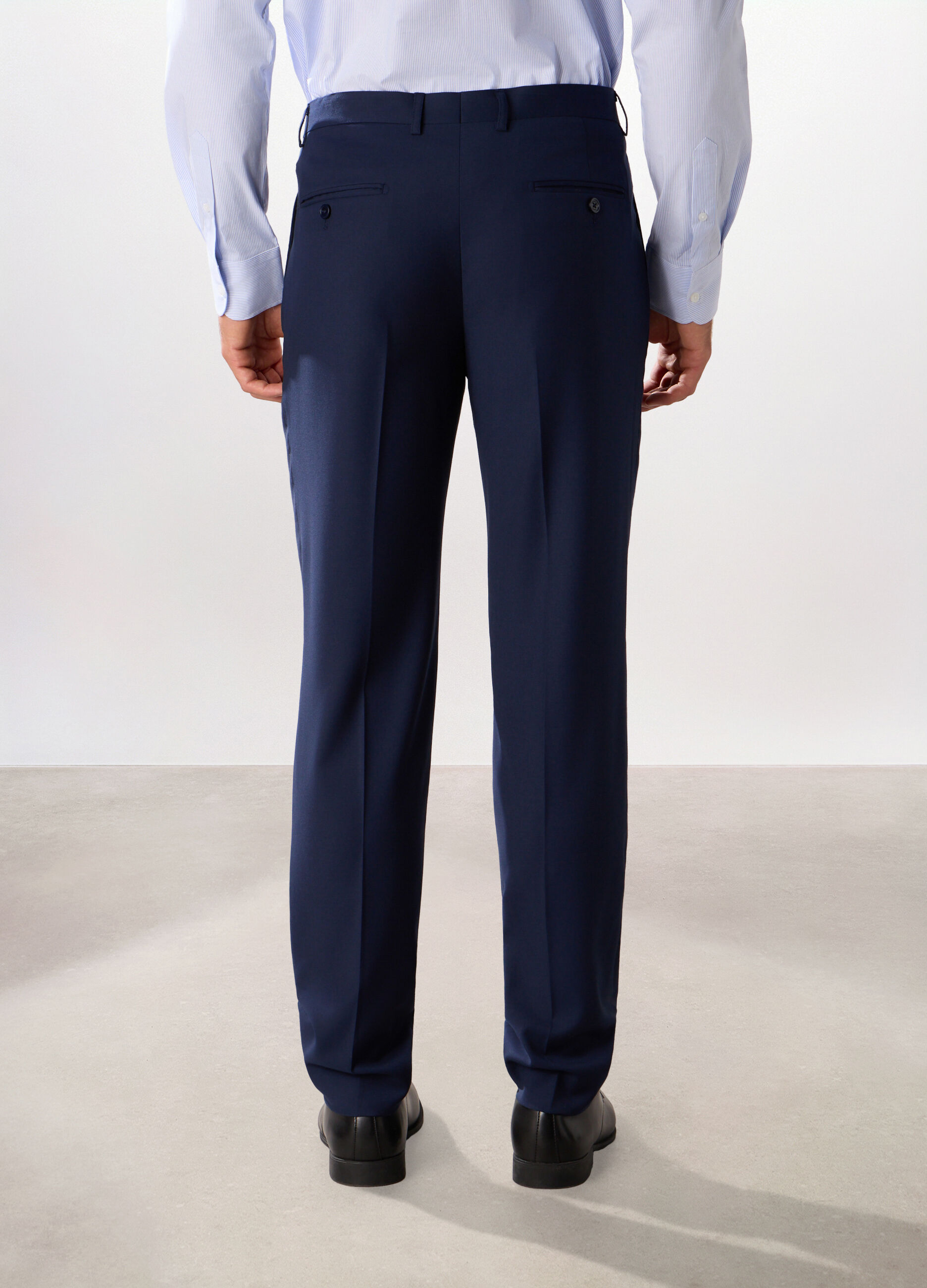 Pantalone regular con pince in twill stretch uomo_1