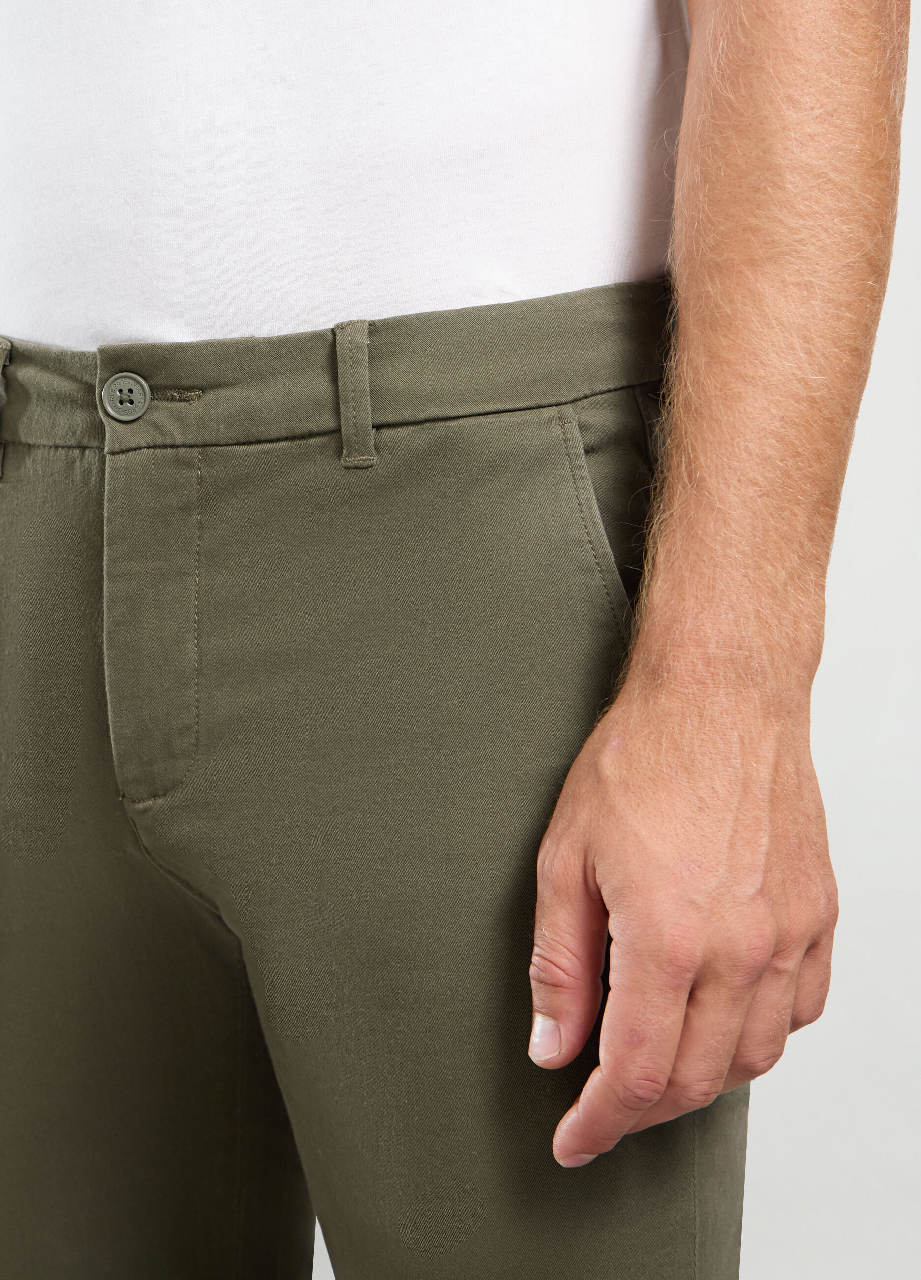 Pantalone chino regular fit in cotone stretch uomo_2