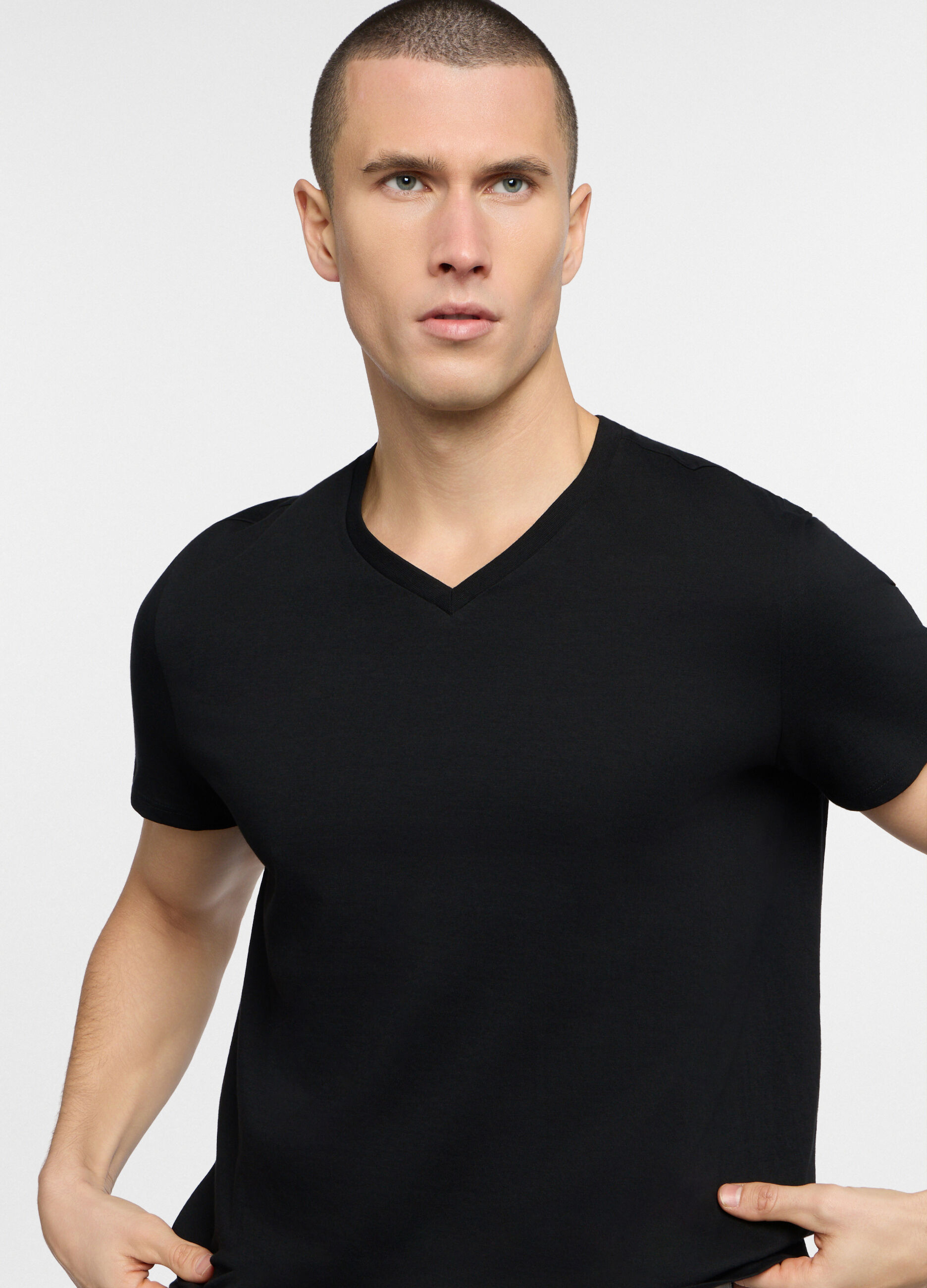 T-shirt scollo a V in jersey di puro cotone uomo_2