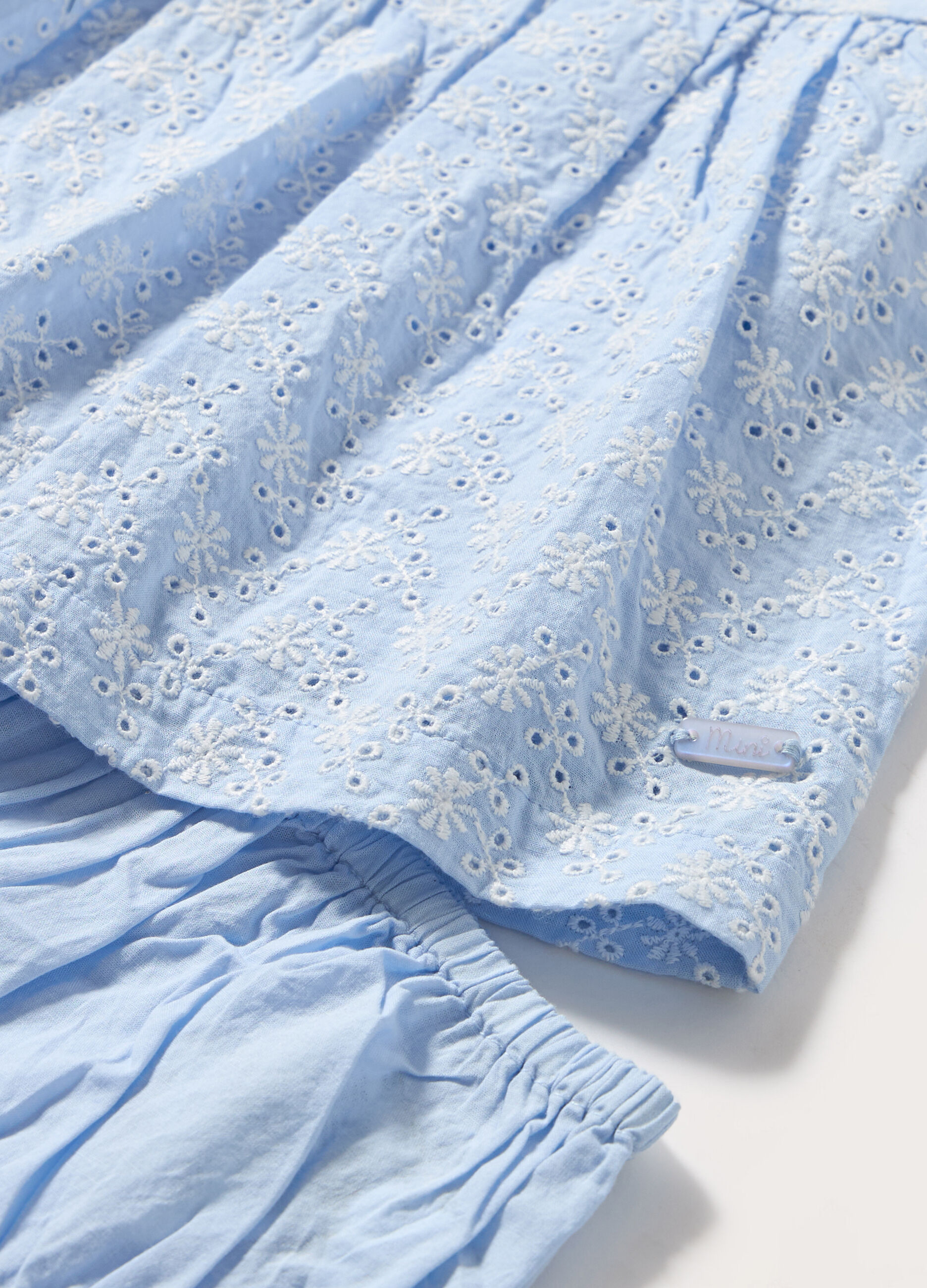 Vestito in puro cotone sangallo con shorts neonata_1