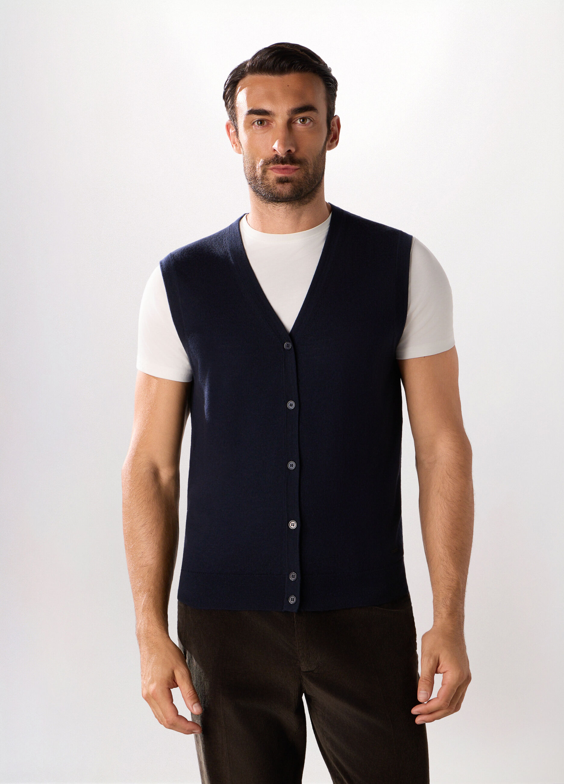 Gilet collo a V in lana merino uomo_0