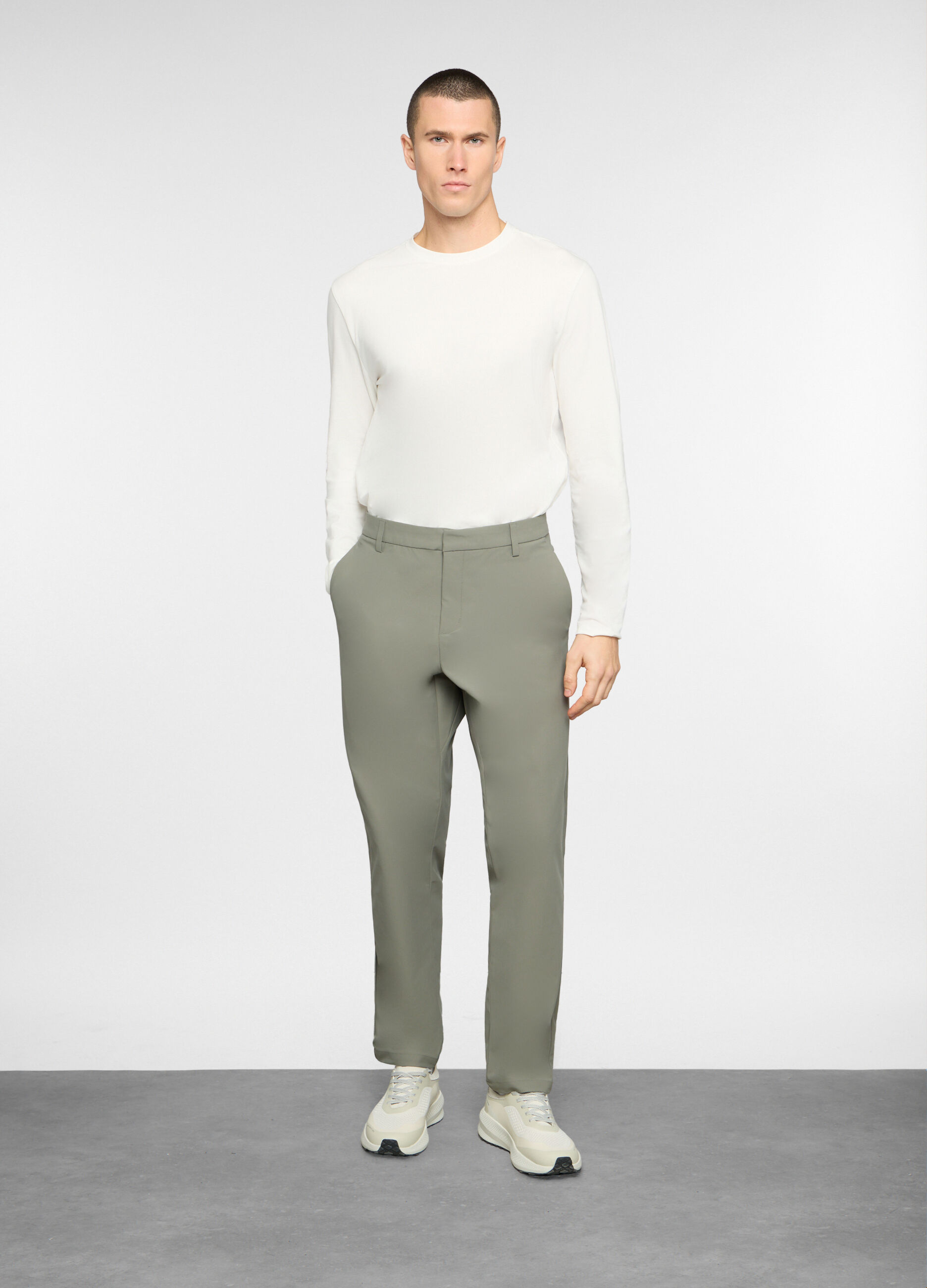 Pantaloni chino in tessuto tecnico uomo_0