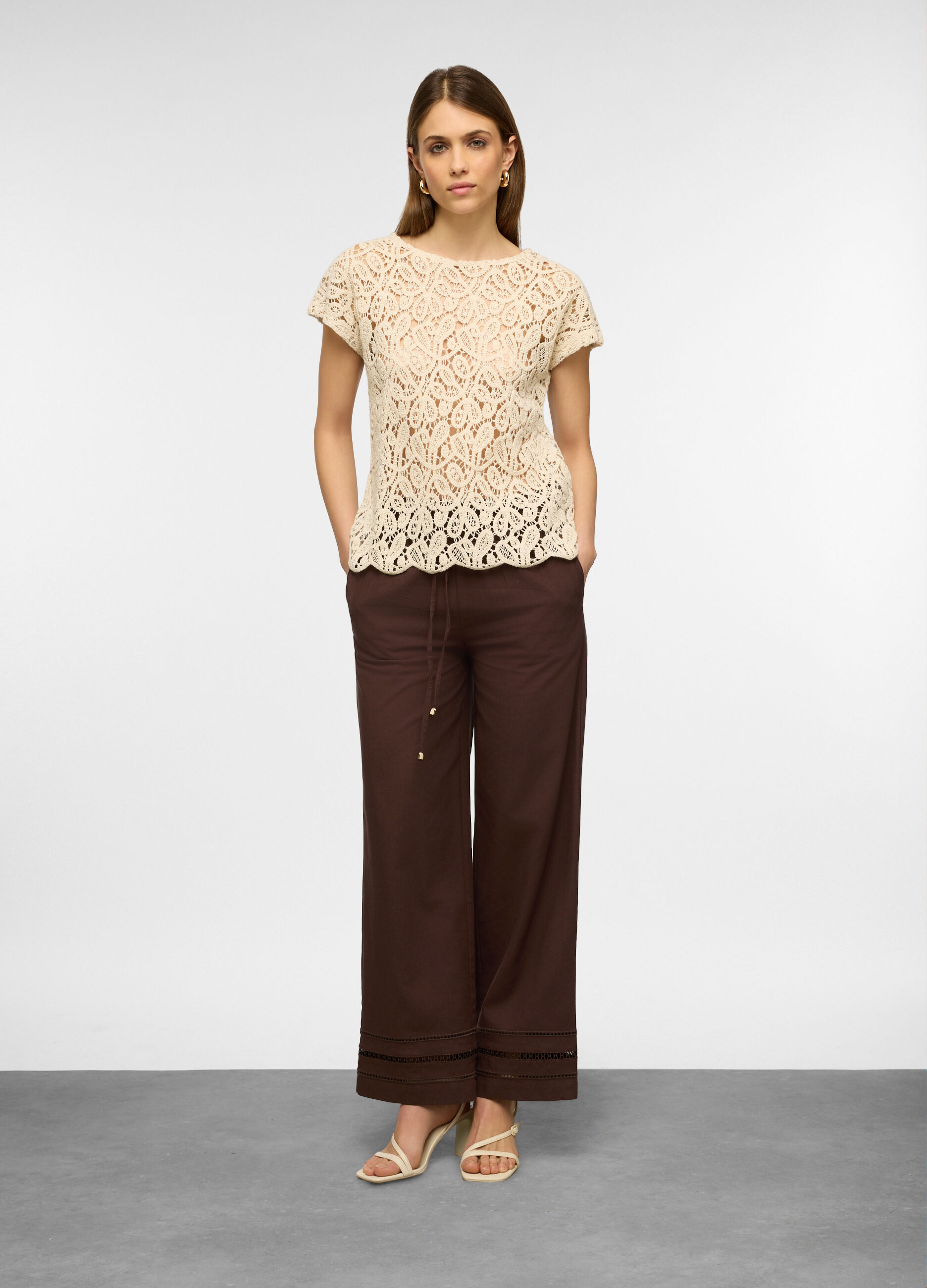 Maglia a maniche corte a girocollo in cotone crochet donna_0