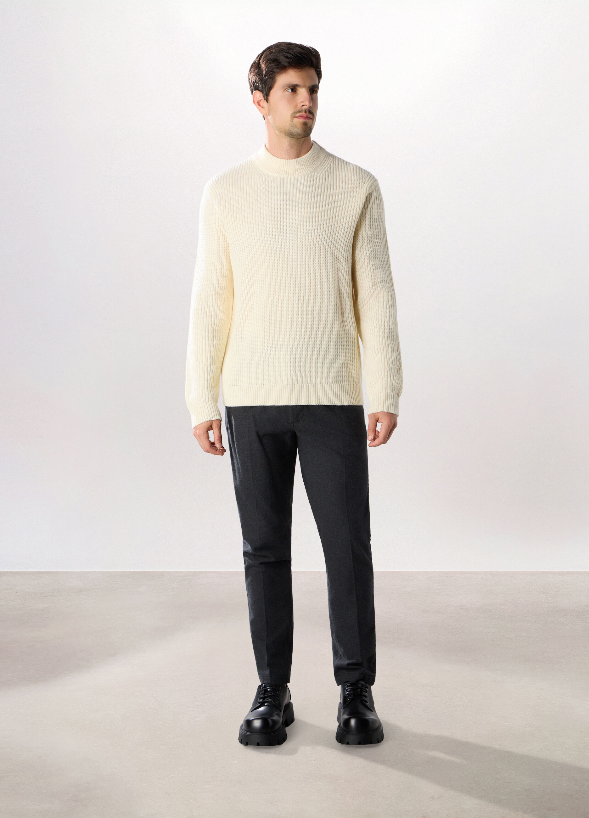 Pantalone regular fit in cotone stretch uomo_0