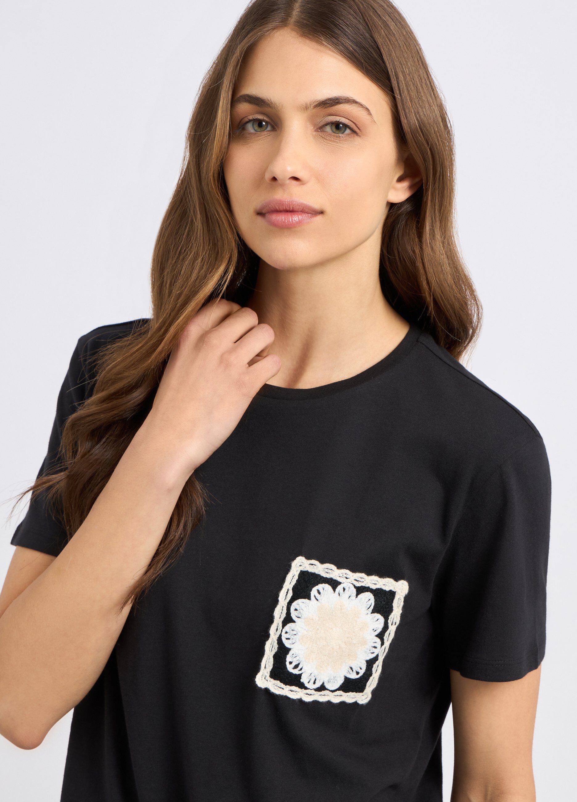 T-shirt in puro cotone con ricamo donna_2