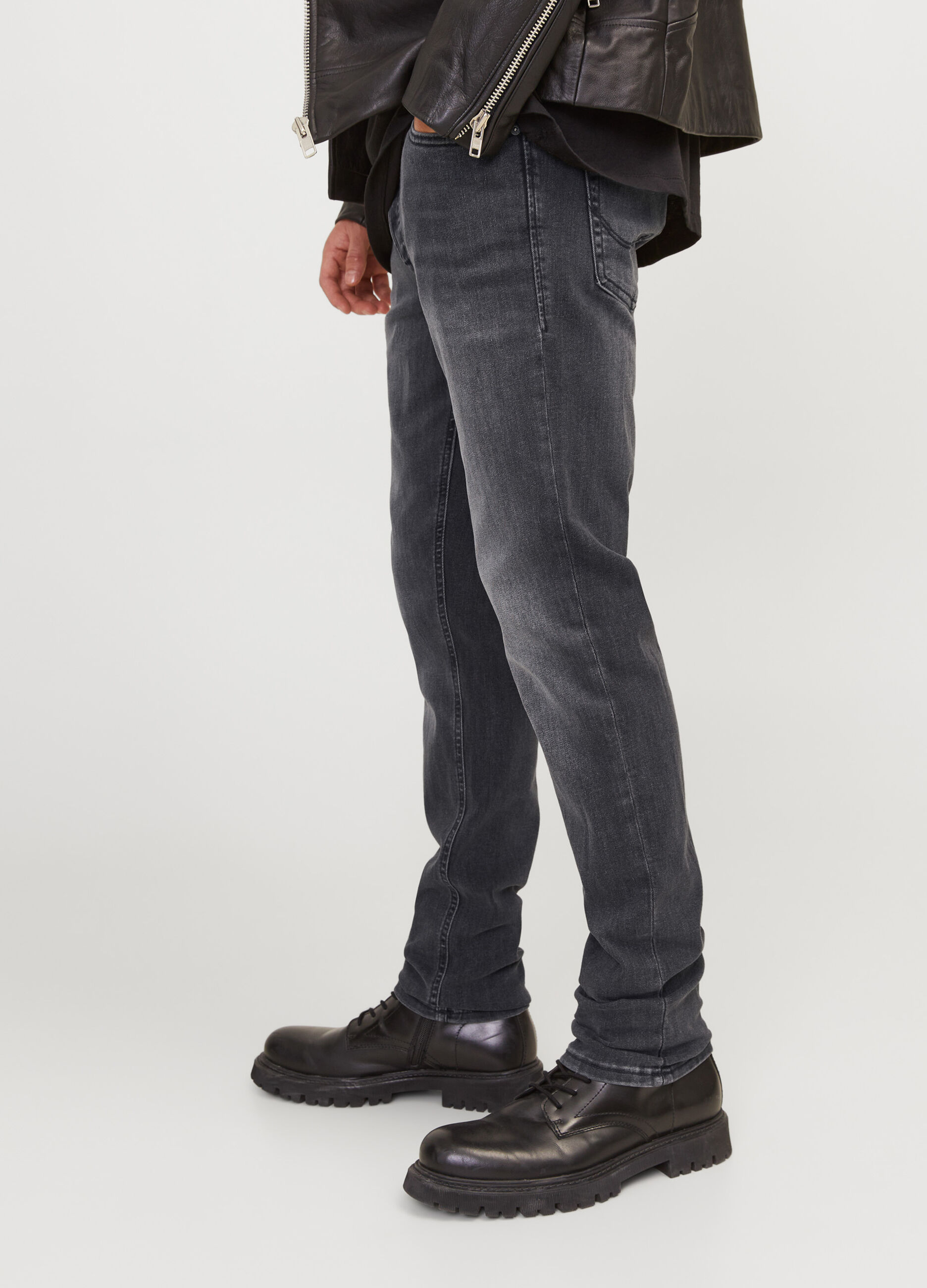 Jeans slim fit con sbavature uomo_4