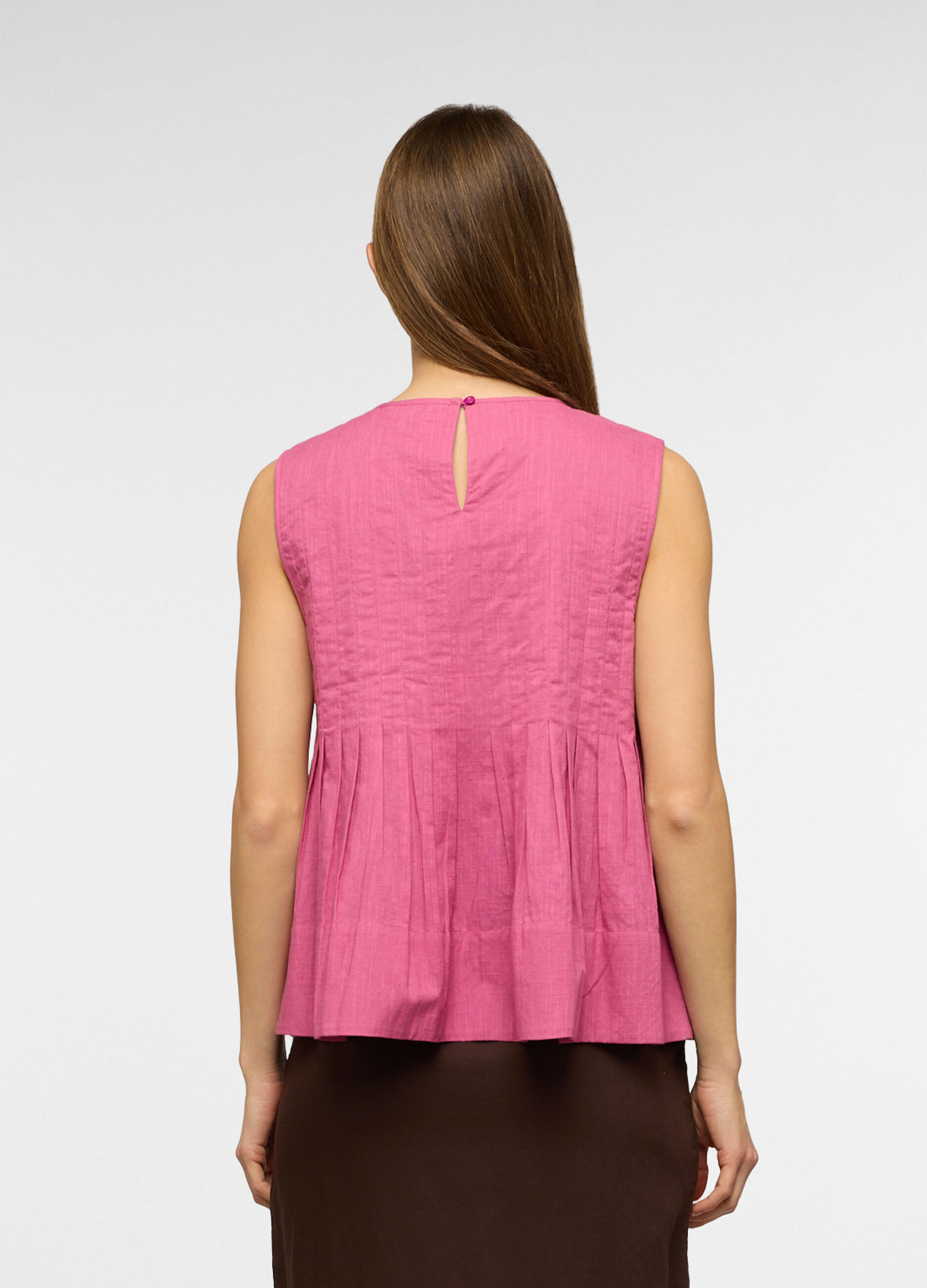 Top pliss&eacute; smanicato a girocollo in puro cotone donna_1