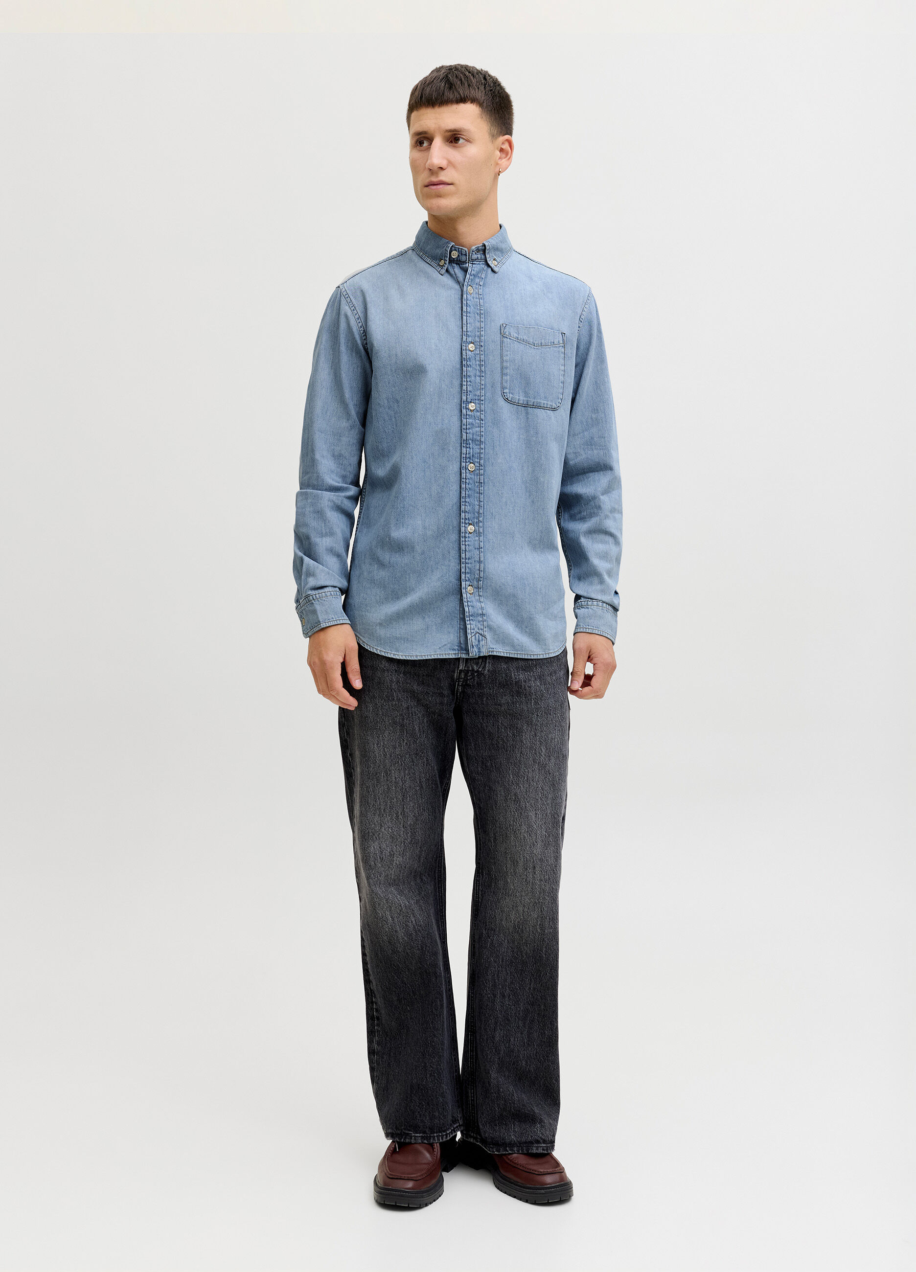 Camicia in denim con colletto button down uomo_0