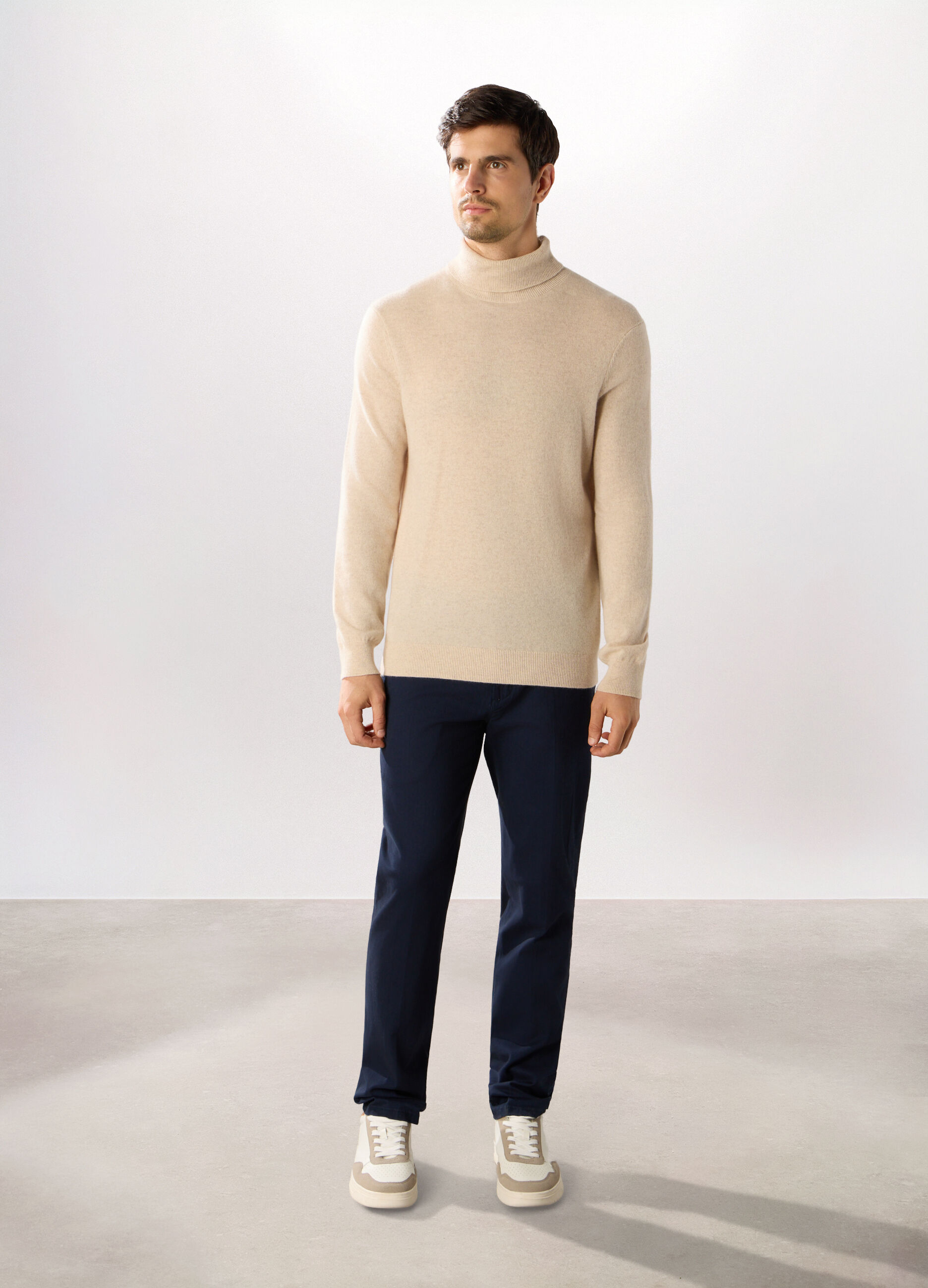 Pantaloni chino regular fit in cotone stretch uomo_0