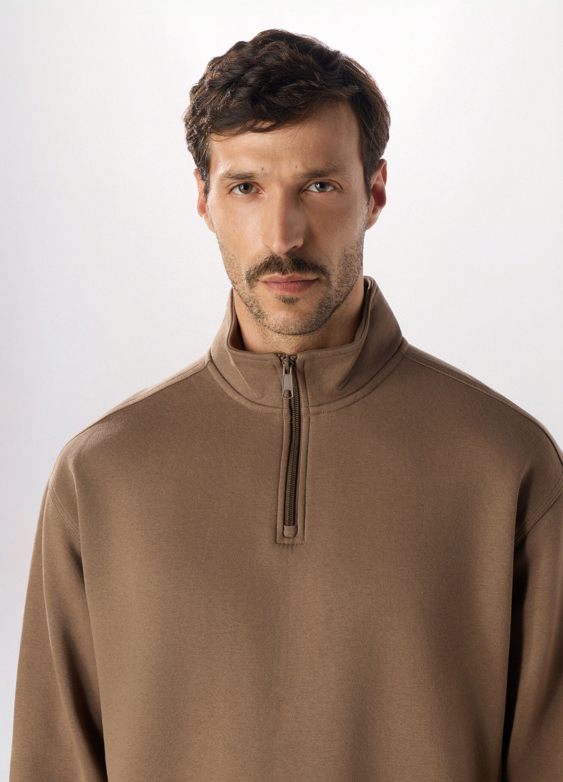 Felpa a collo alto con zip uomo_2