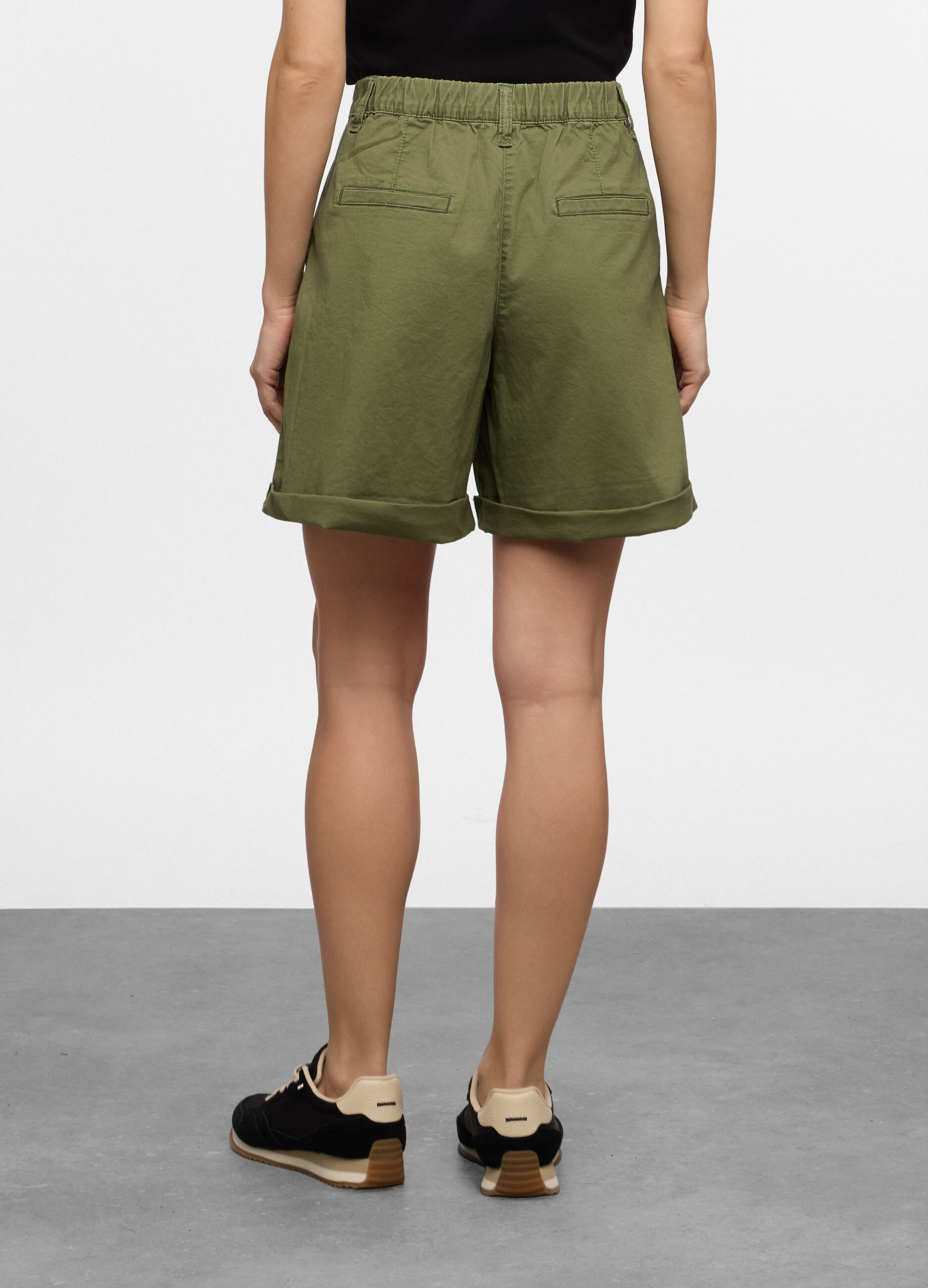 Bermuda Fit Regular con fondo risvoltato cotone stretch trattato donna_2