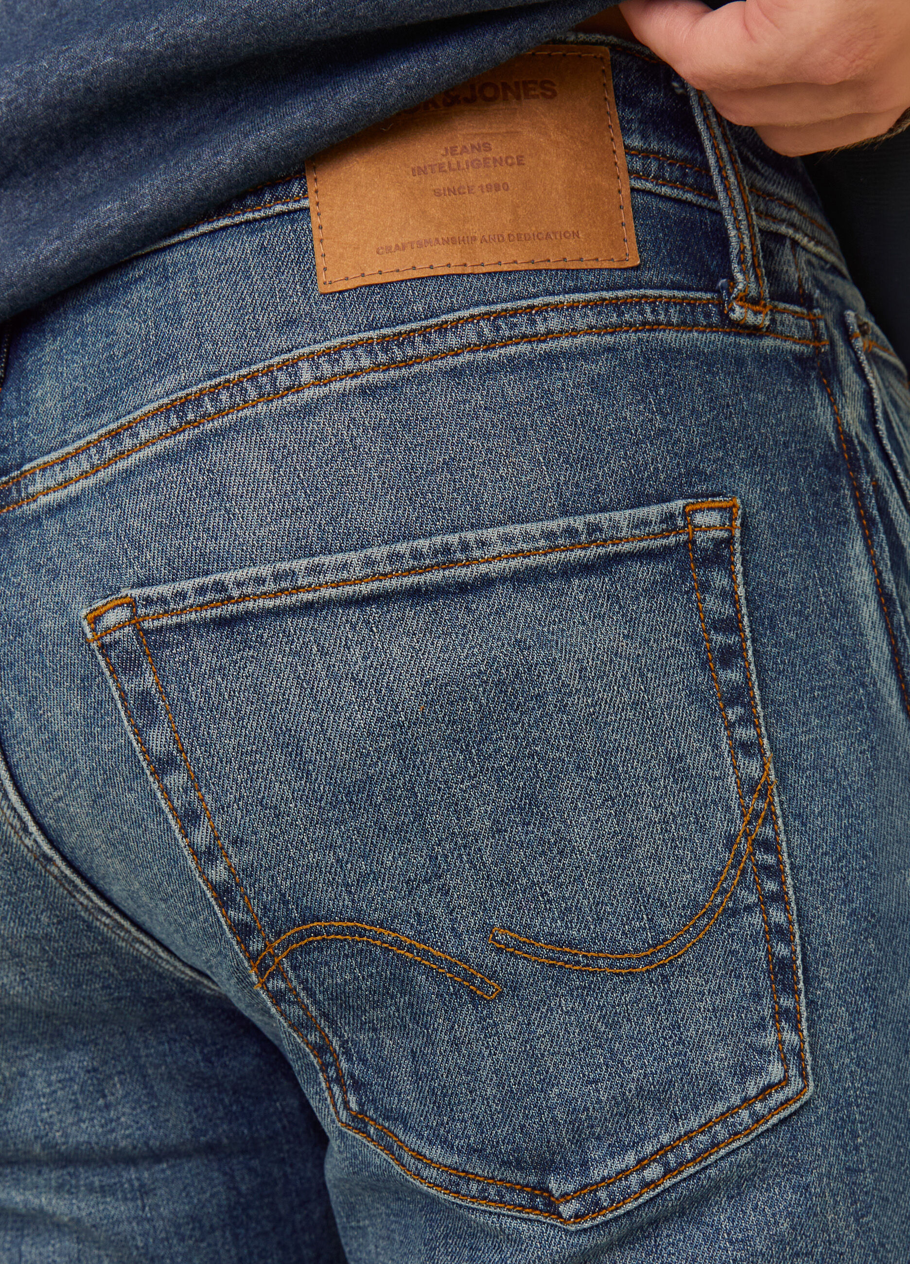 Jeans regular fit in denim lavato uomo_5
