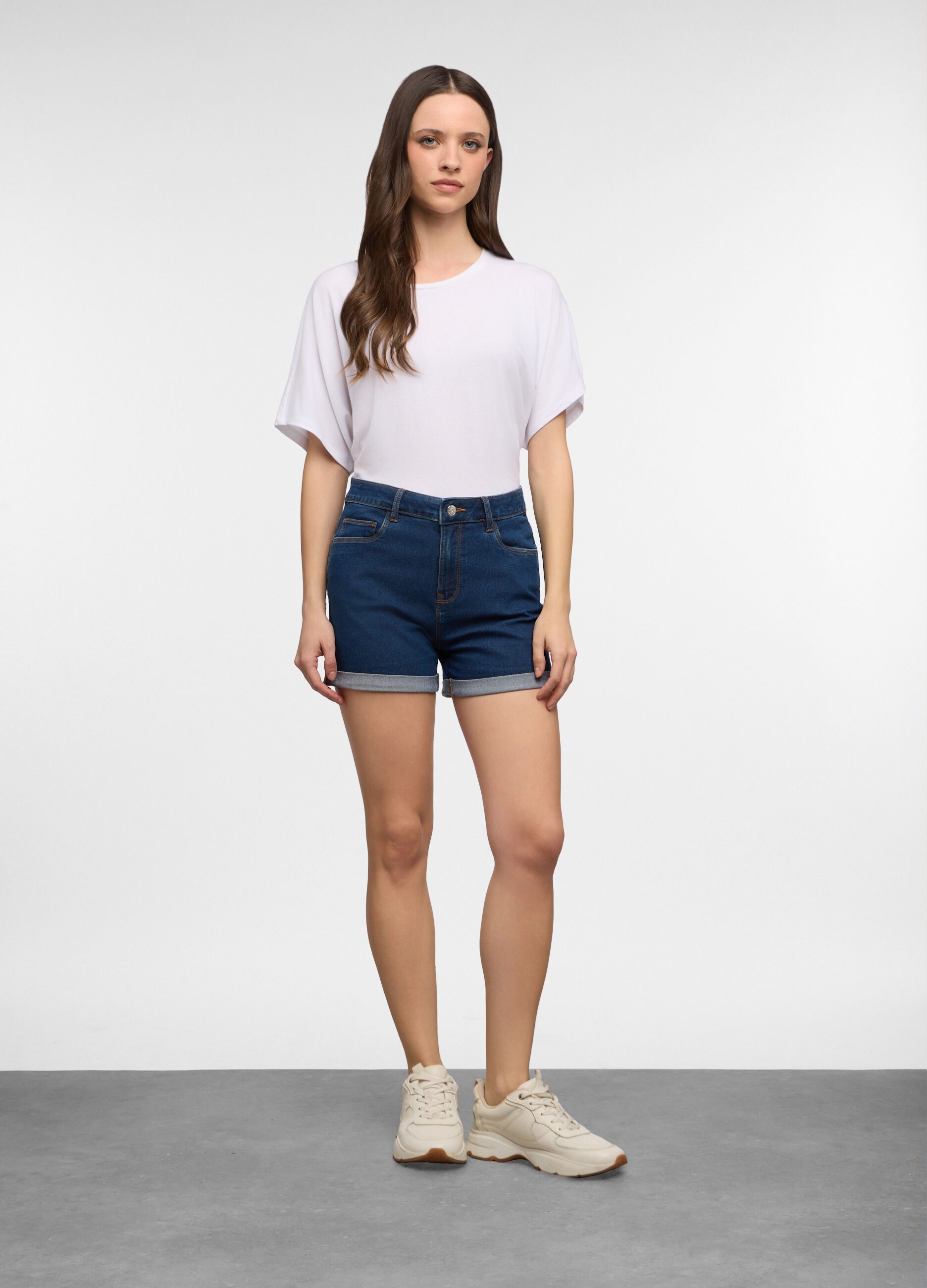 Short fit Slim con fondo risvoltato in cotone stretch donna_0