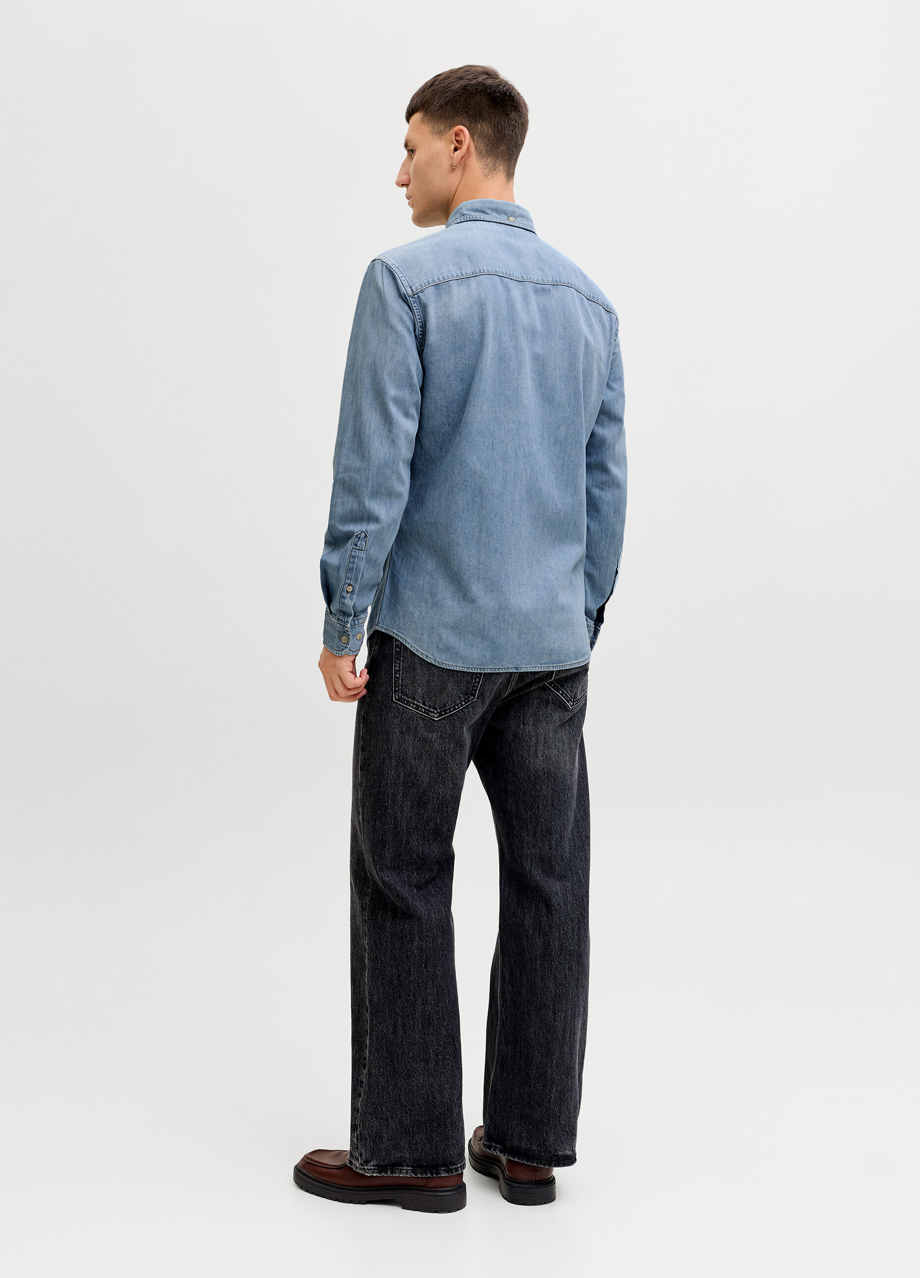 Camicia in denim con colletto button down uomo_3