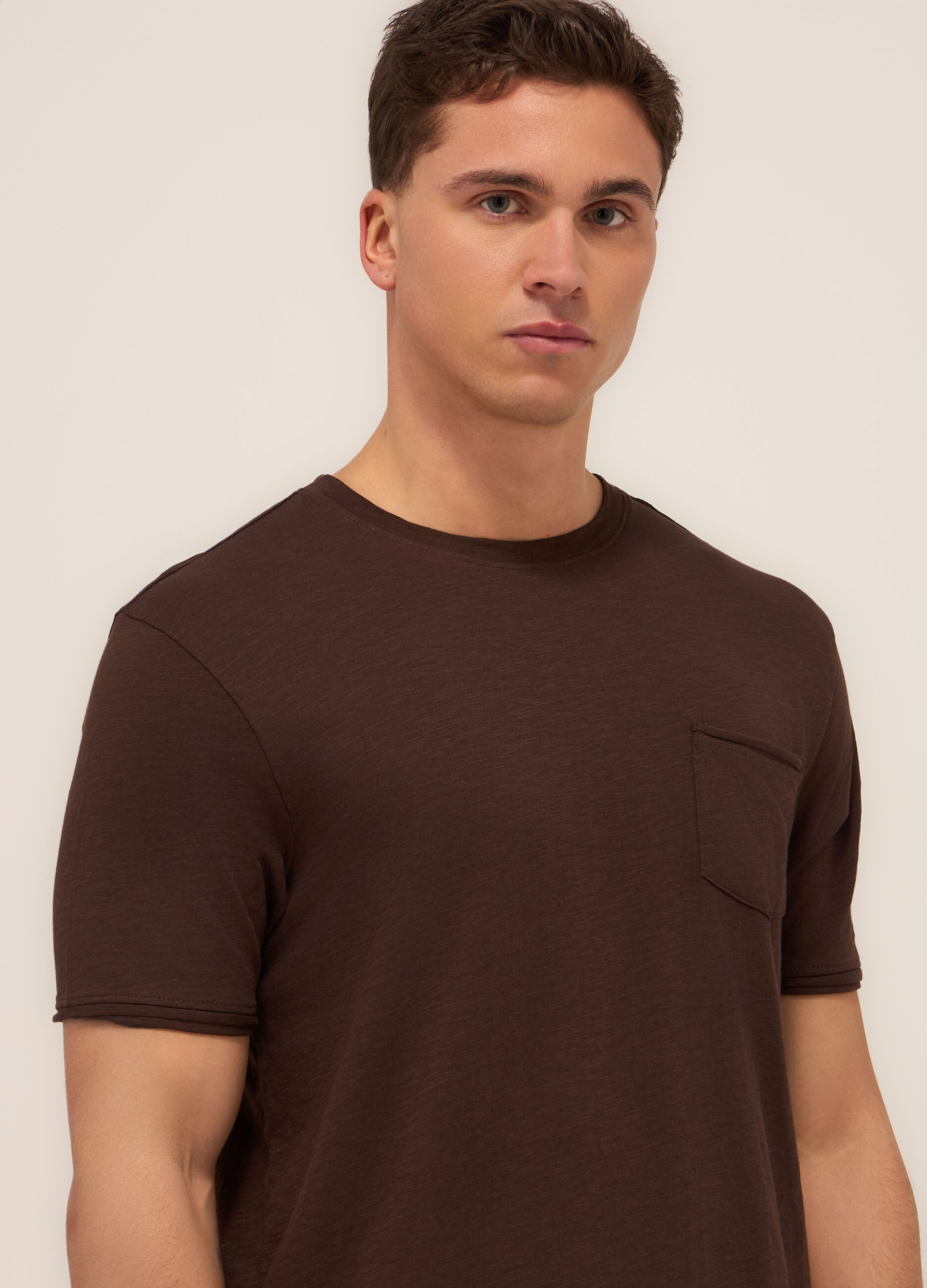 T-shirt girocollo con taschino uomo