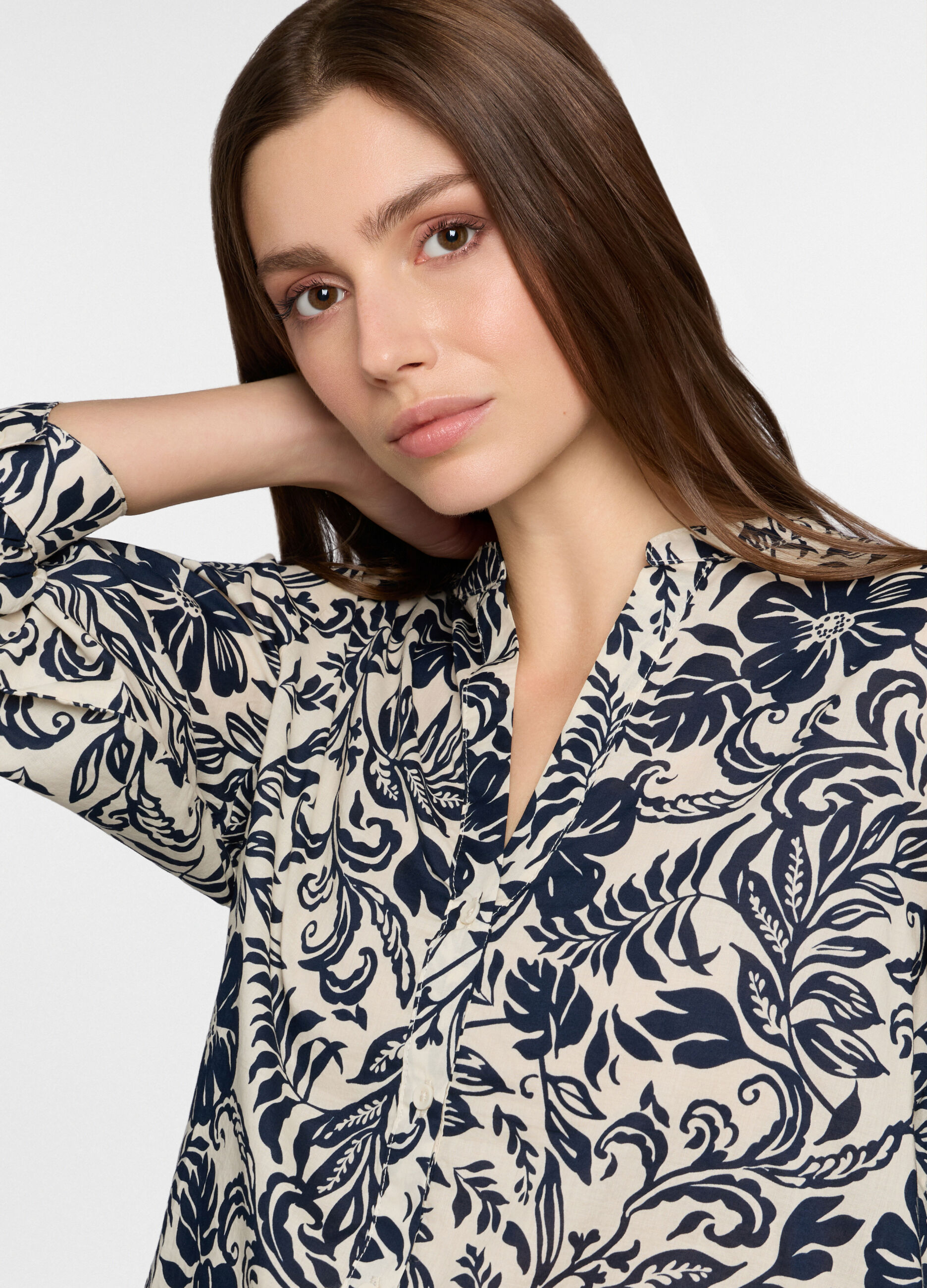 Camicia regular fit con scollo a V in popeline donna_2