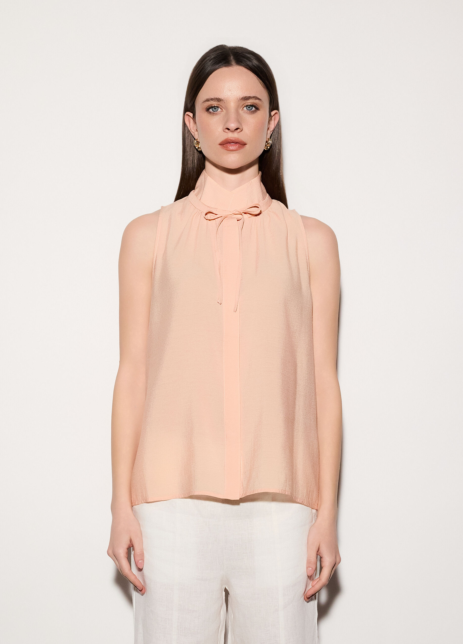 Camicia smanicata regular fit a collo alto in poli-viscosa donna_1