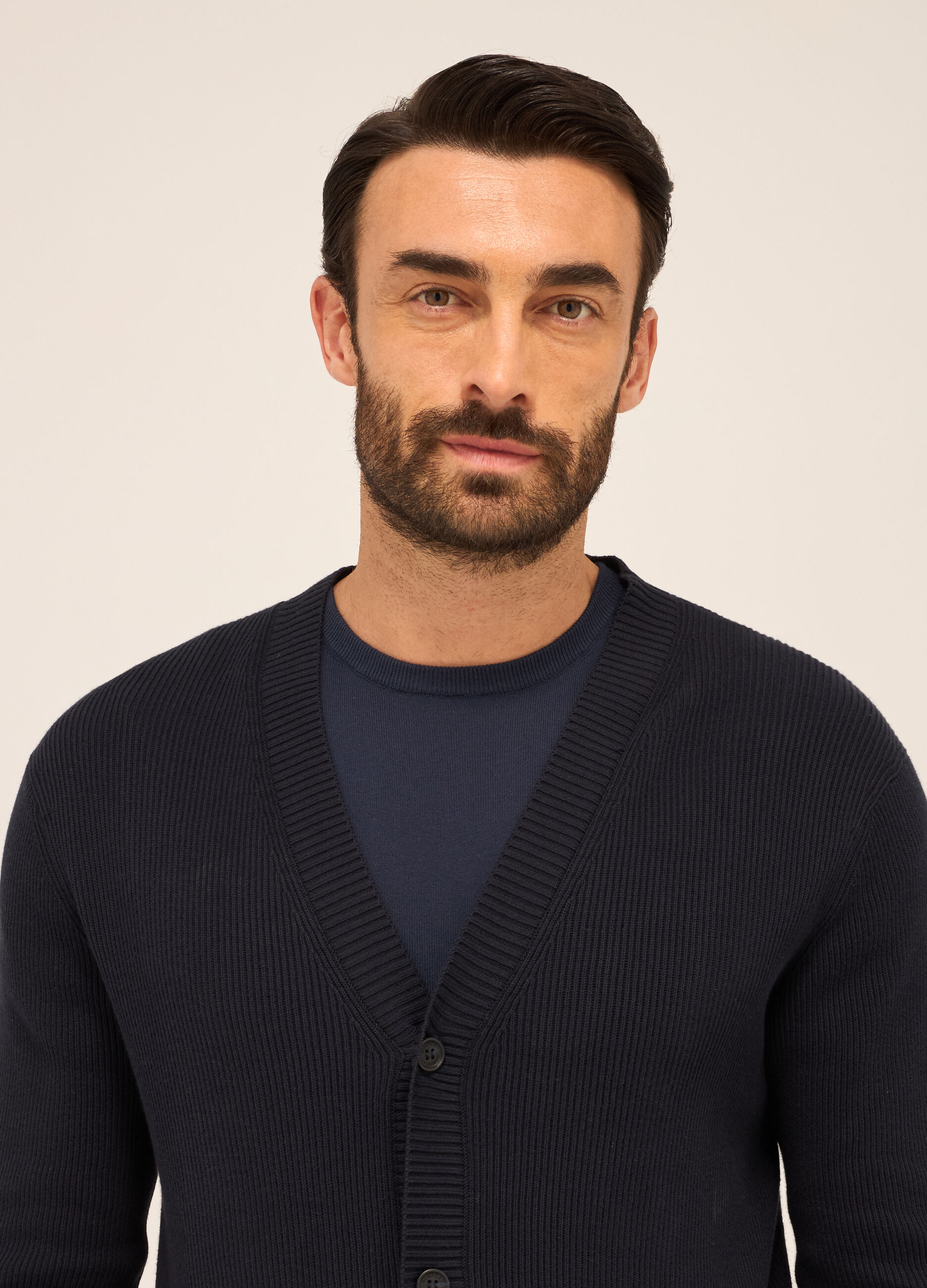 Cardigan scollo a V in cotone a coste uomo_2