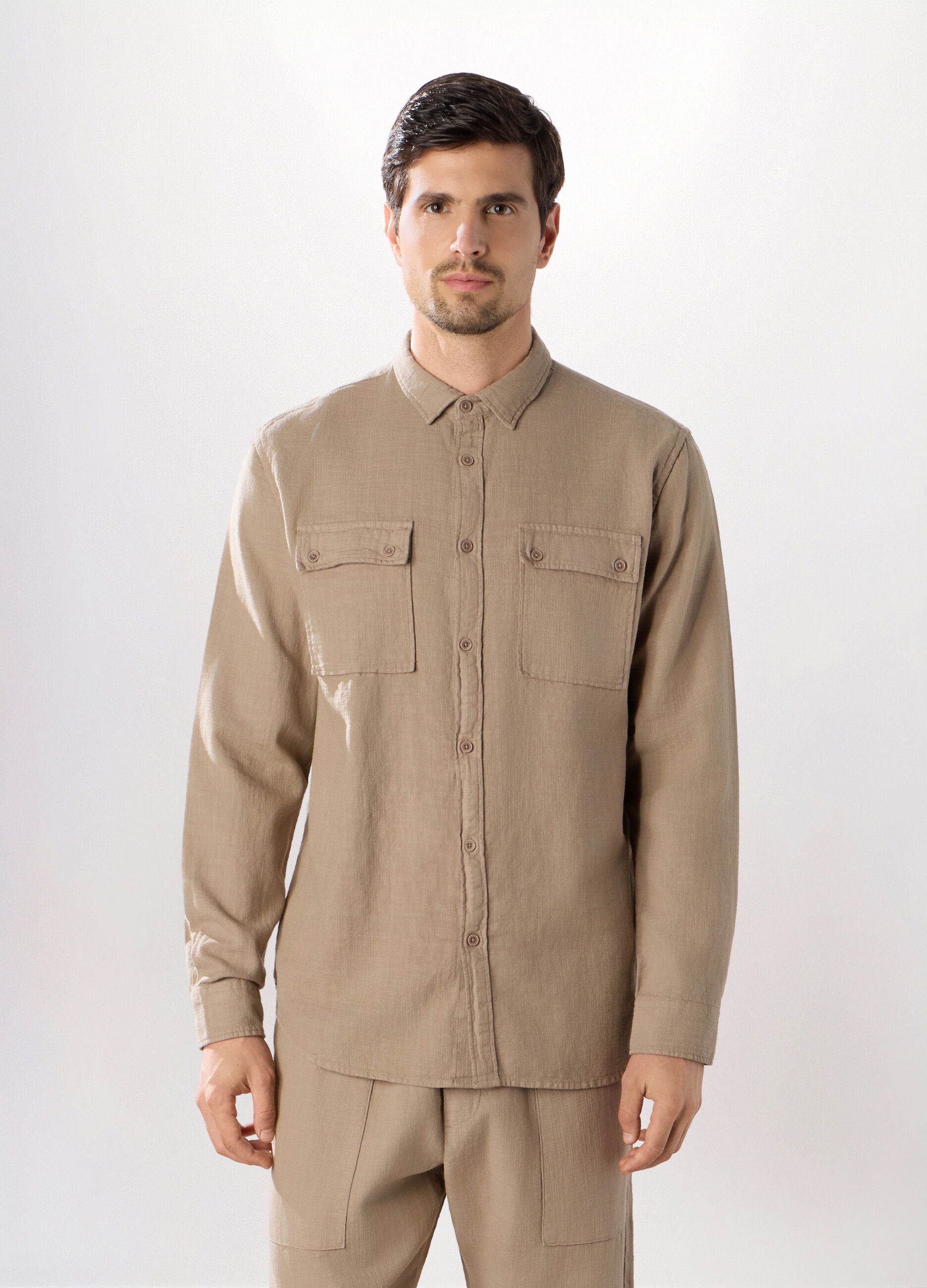 Camicia in tela di cotone con taschini uomo_0