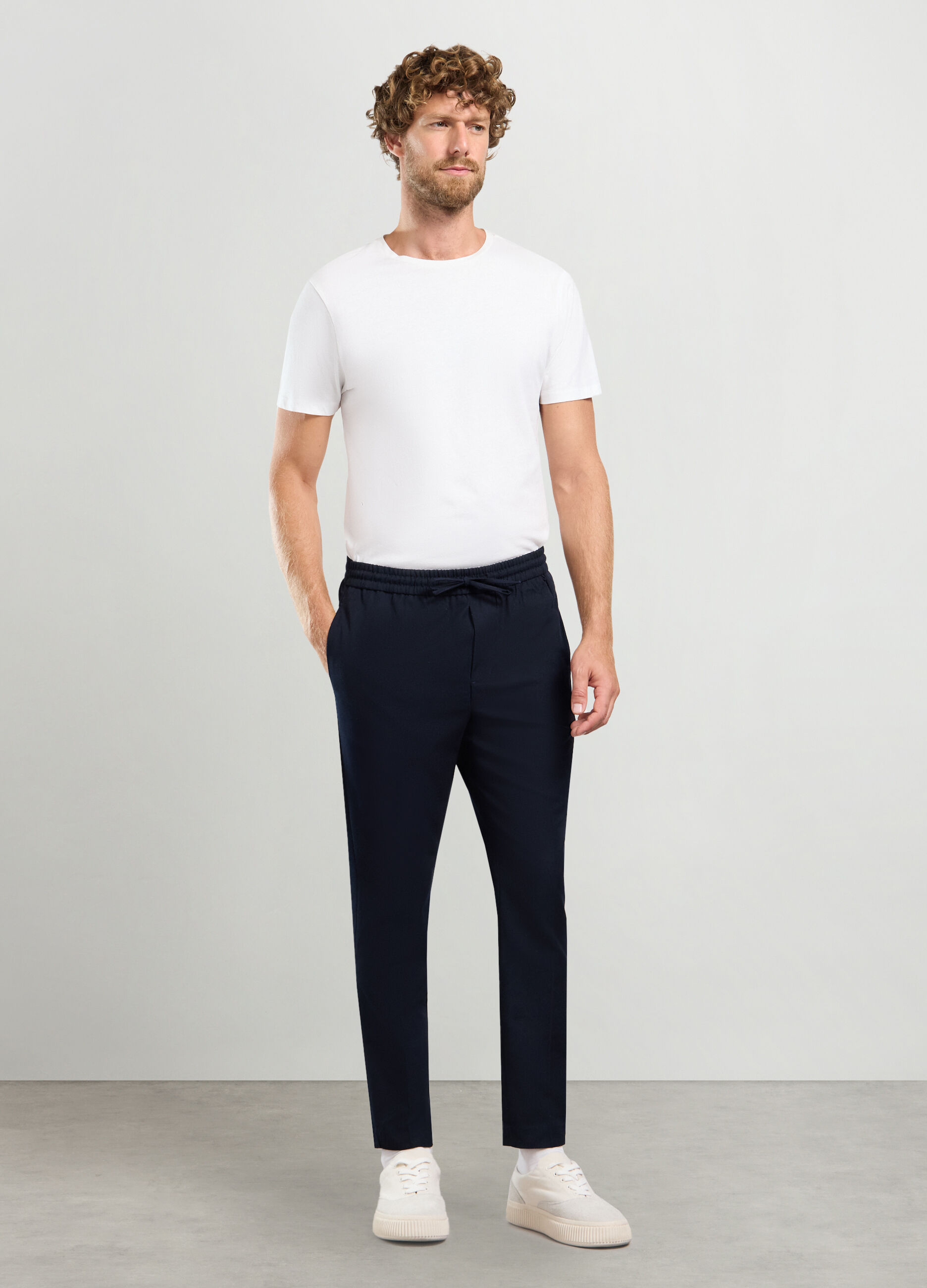 Pantalone slim fit elasticato in vita con coulisse uomo_0
