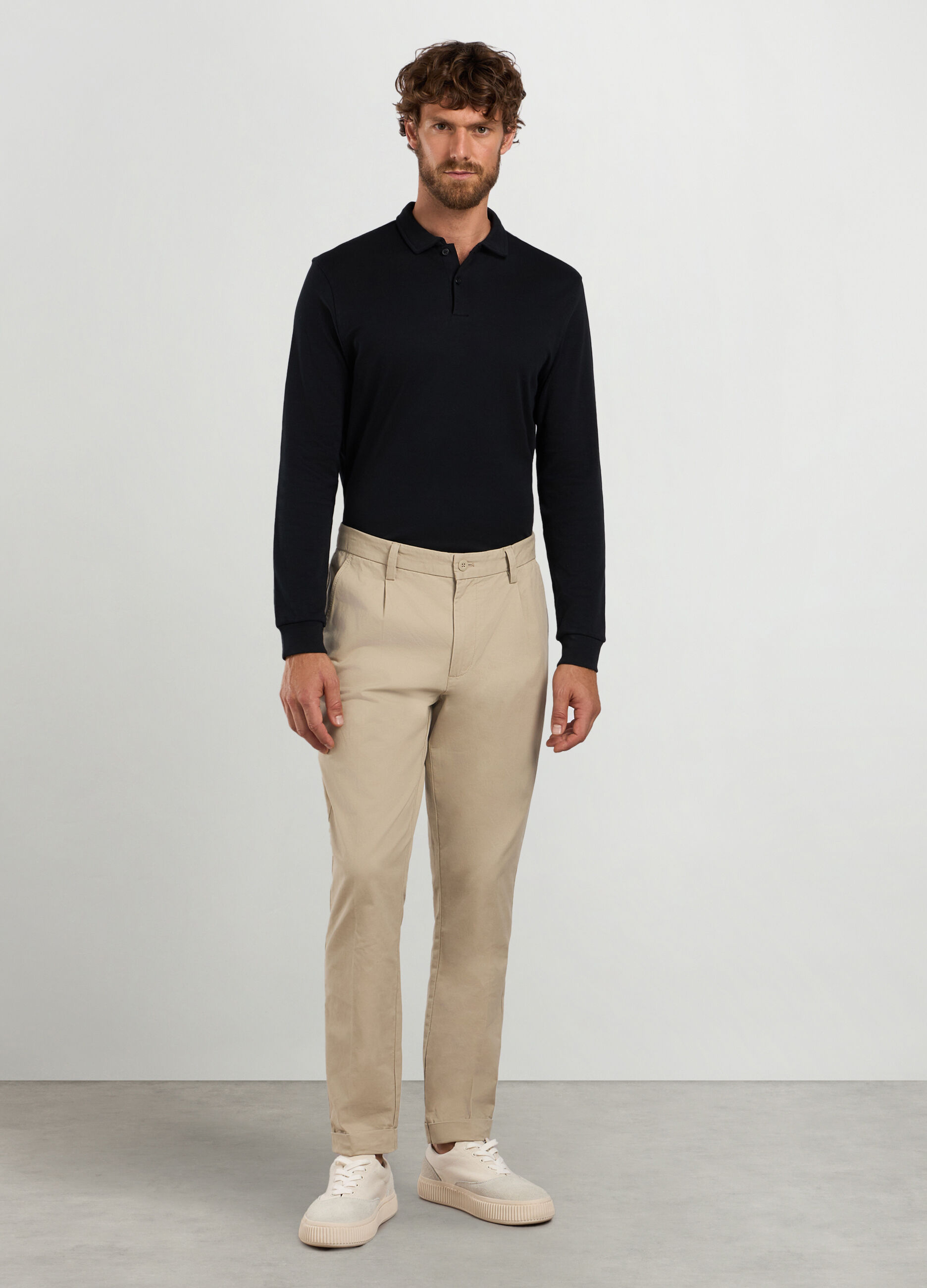 Pantaloni chino carrot fit in twill di cotone uomo_0