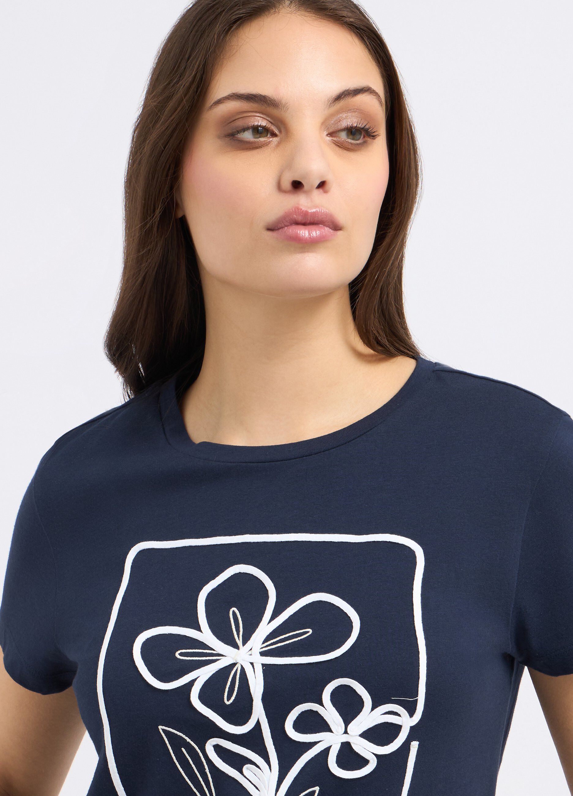 T-shirt in puro cotone con ricami ed applicazioni donna_2