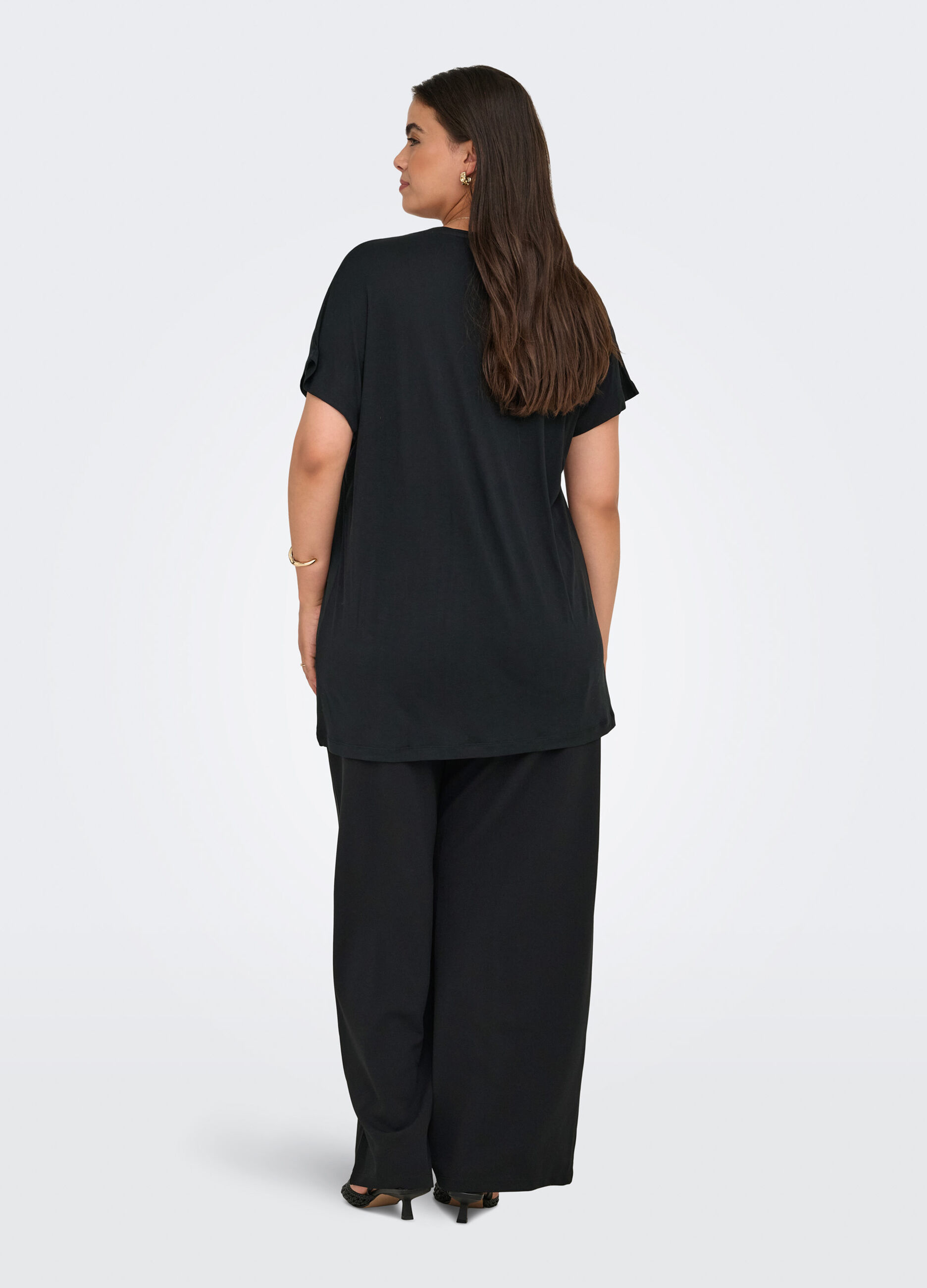 T-shirt a maniche corte con scollo a V_1