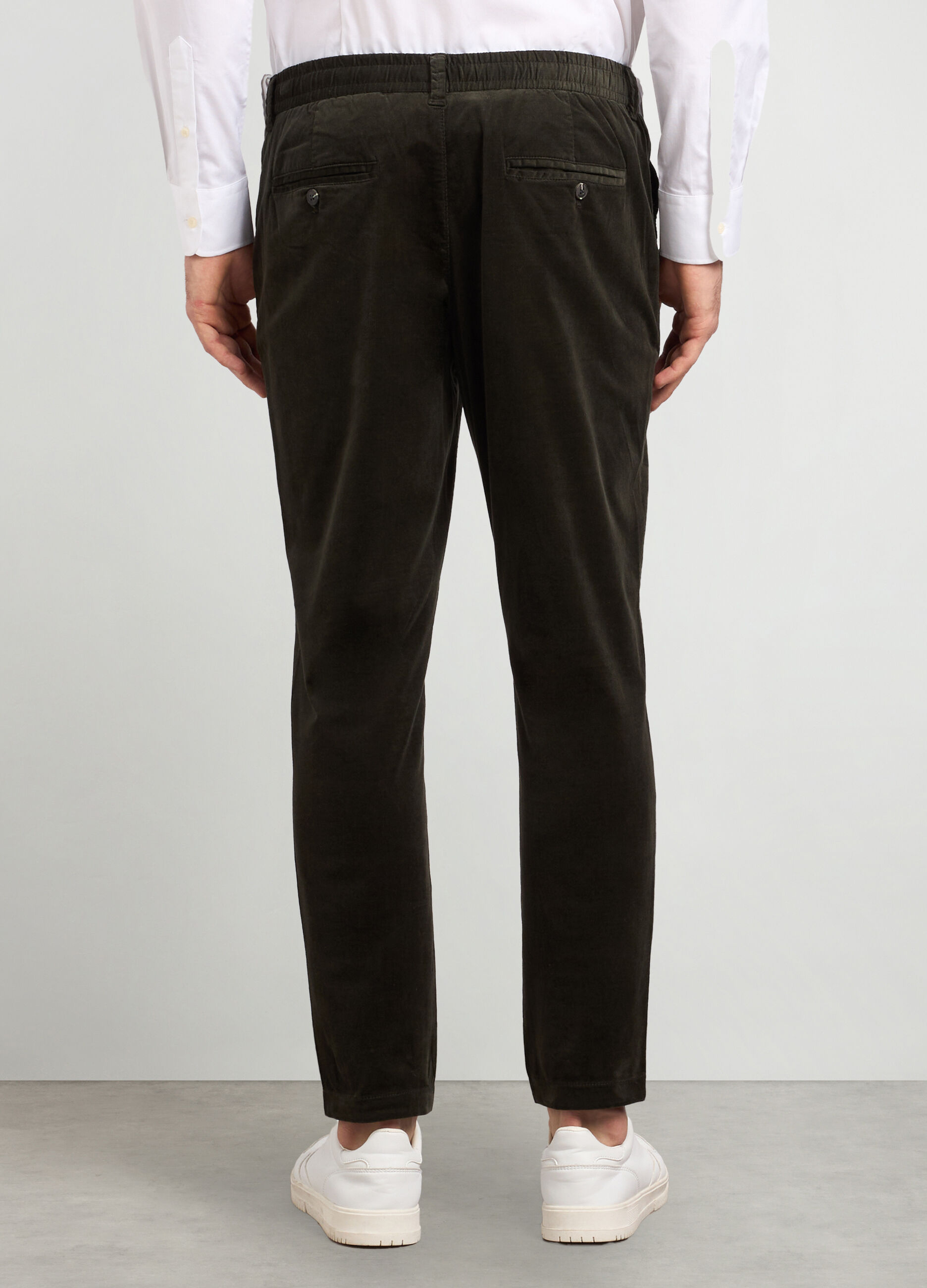 Pantaloni chino regular fit in velluto di cotone stretch uomo_1