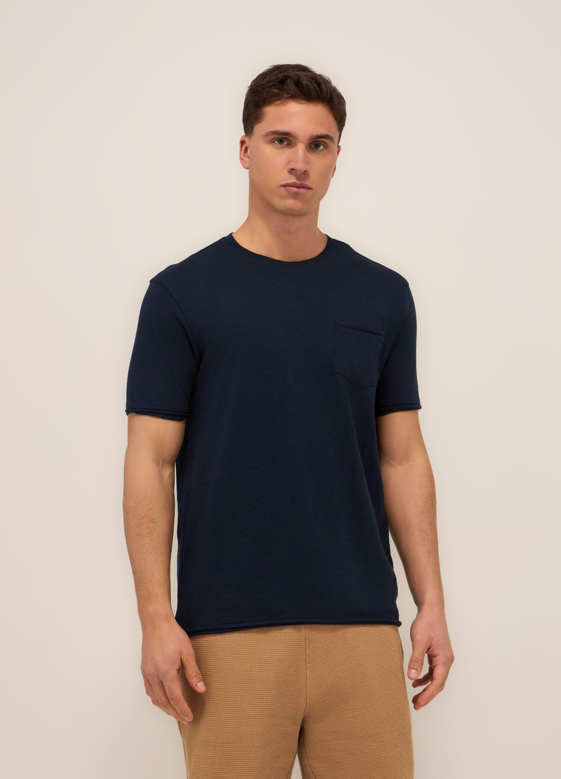 T-shirt girocollo con taschino uomo_0