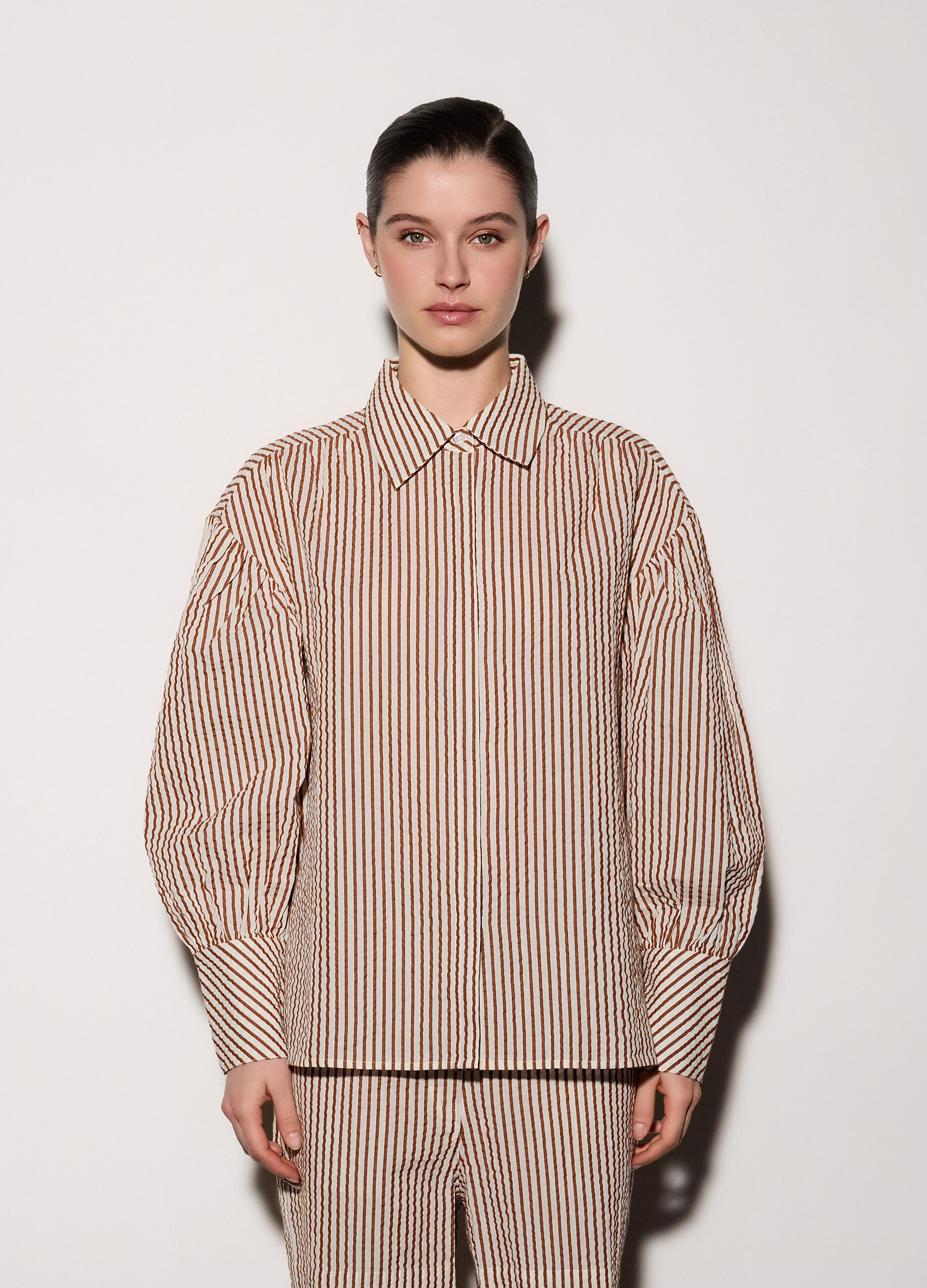 Camicia over fit con colletto alla francese in seersucker donna_1