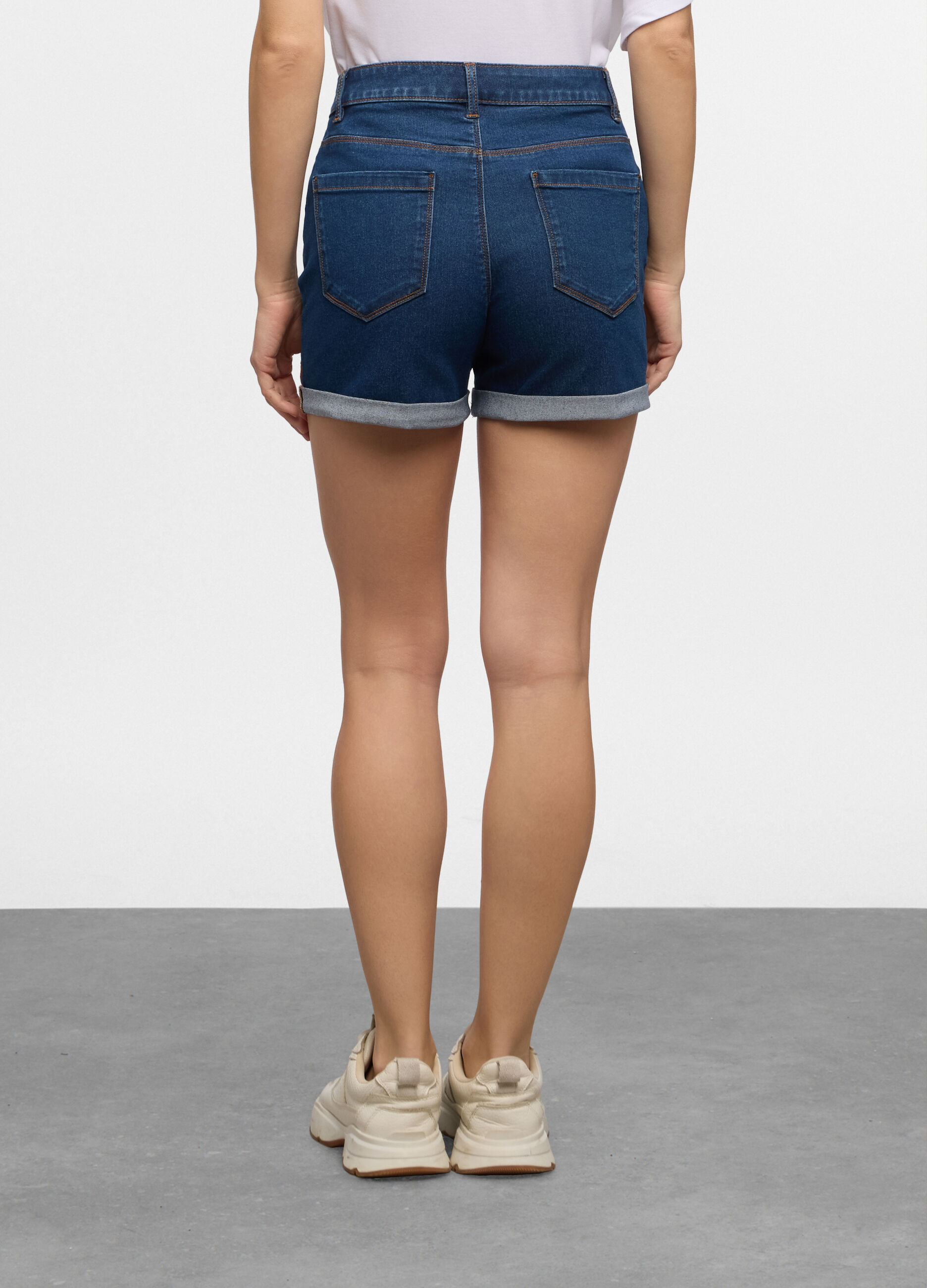 Short fit Slim con fondo risvoltato in cotone stretch donna_2