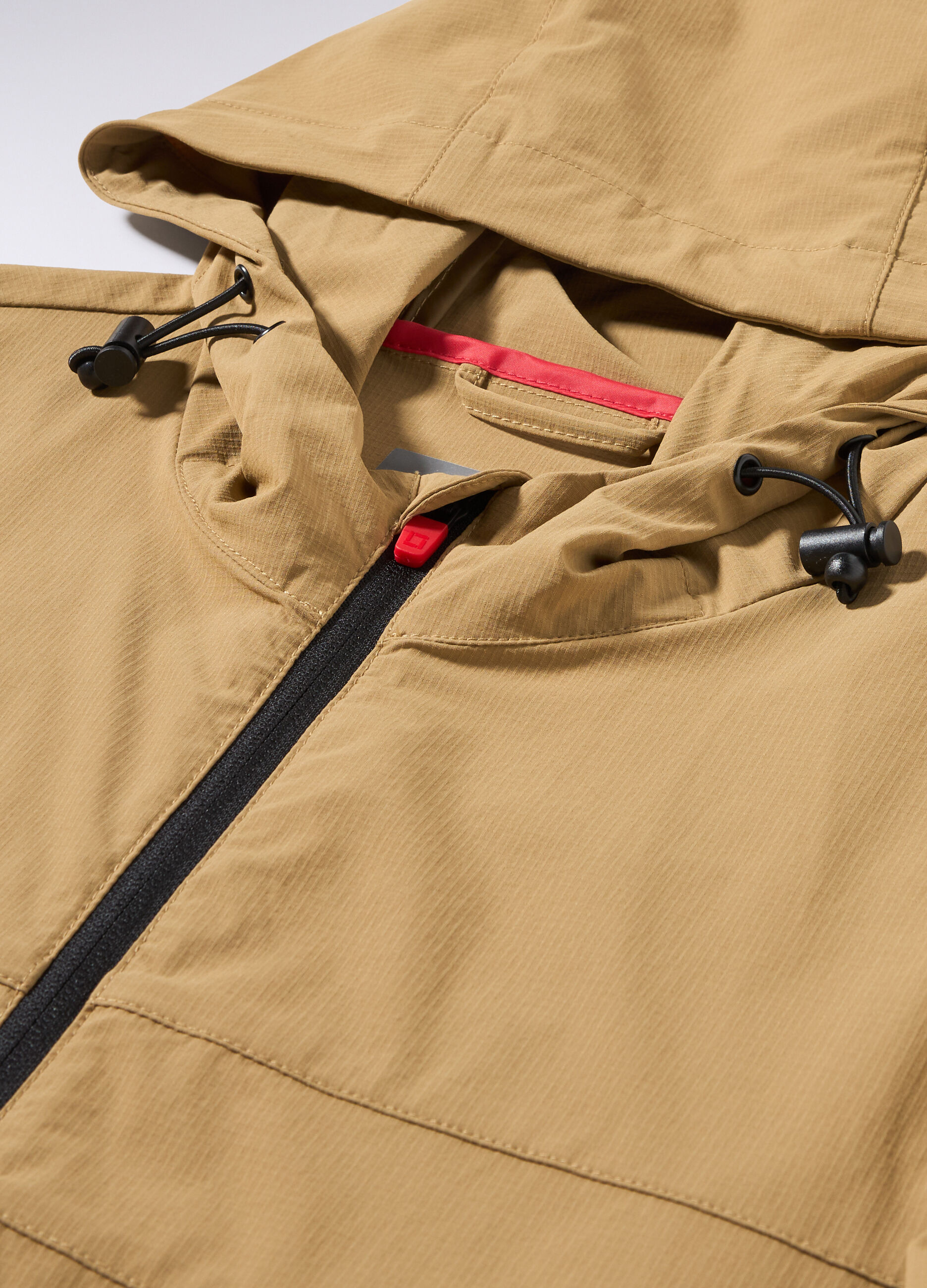 Giacca leggera in tessuto tecnico con cappuccio uomo_1