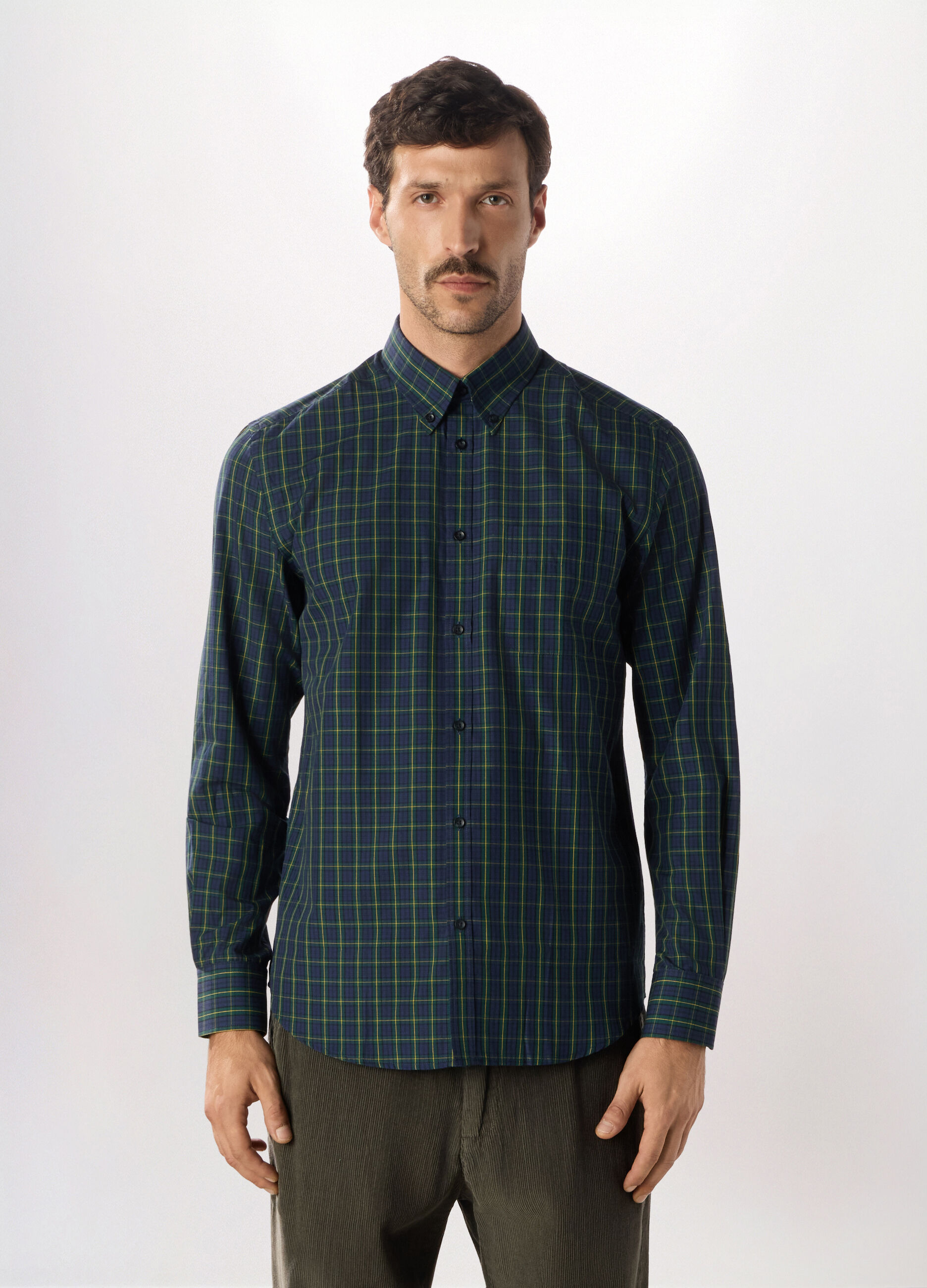 Camicia slim fit con colletto button down in misto cotone uomo_0