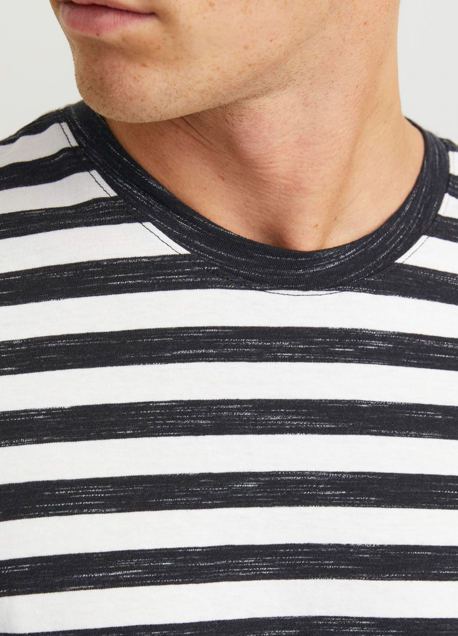 T-shirt girocollo a righe uomo_4